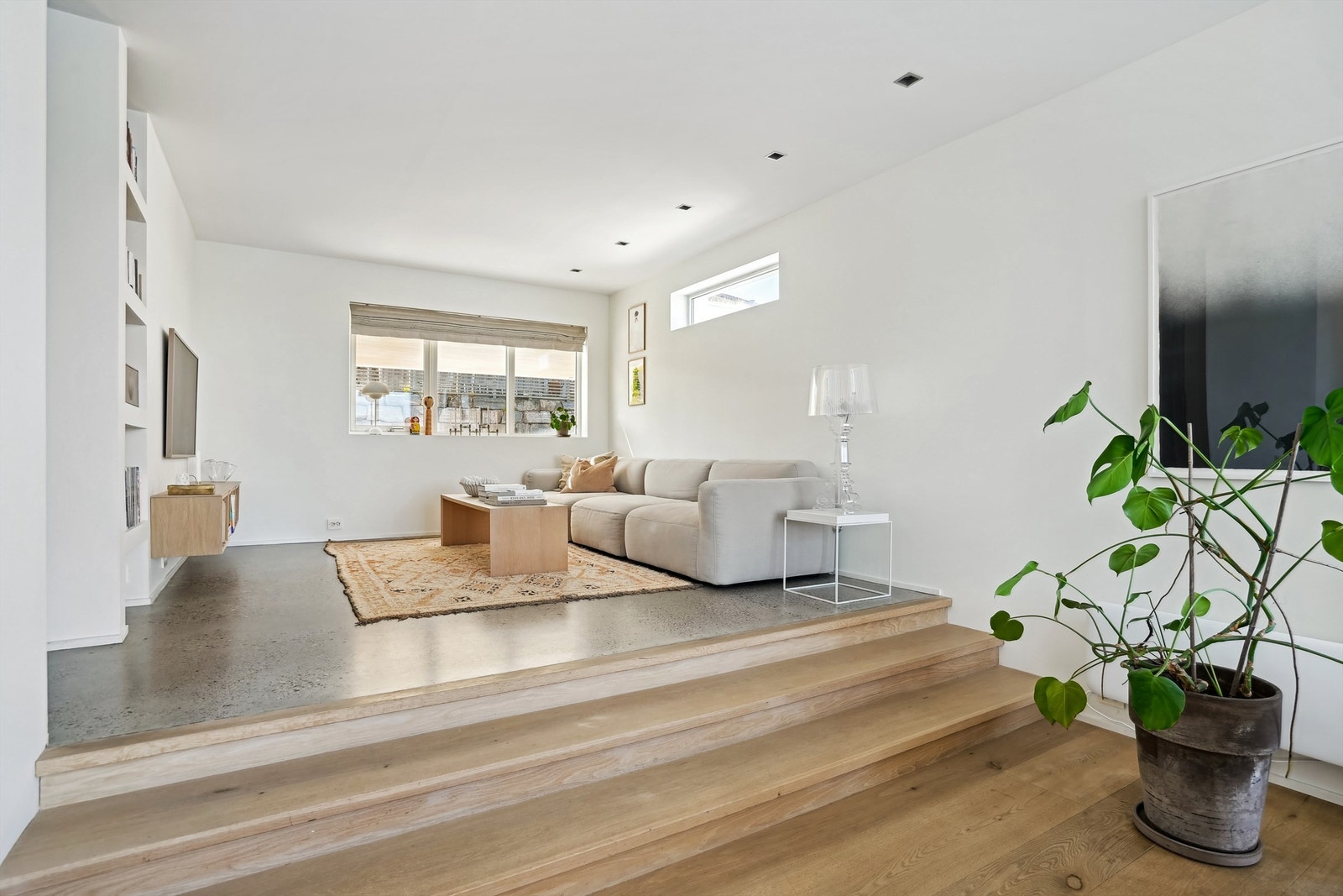 Stuen er romslig og har flere soner og sitteplasser. Her fra tv-stuen som har slipt betonggulv med gulvvarme Galleribilde