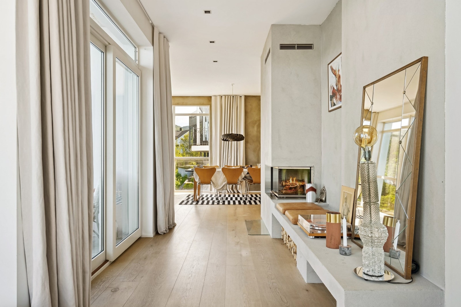 Flott murt peis med glassinnsats i stuen, som gir en lun og hyggelig atmosfære Galleribilde