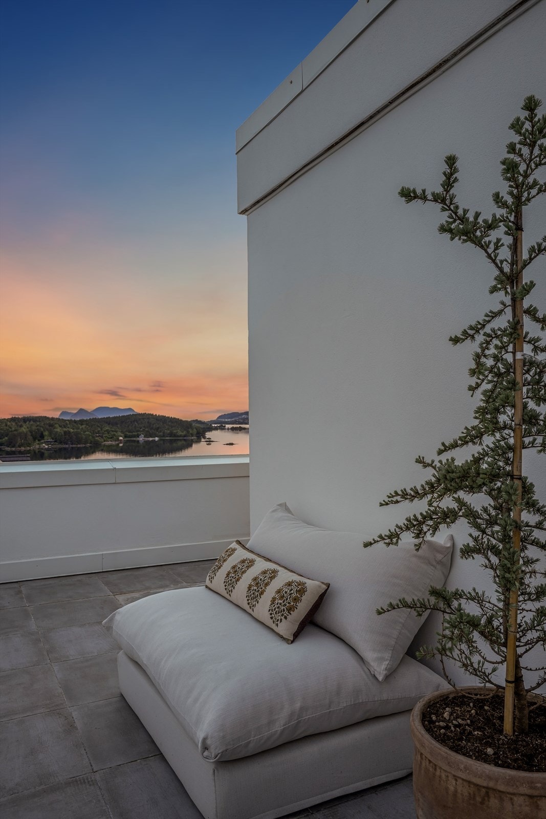 Flotte solnedganger kan nytes også fra den store takterrassen i 2. etasje Galleribilde