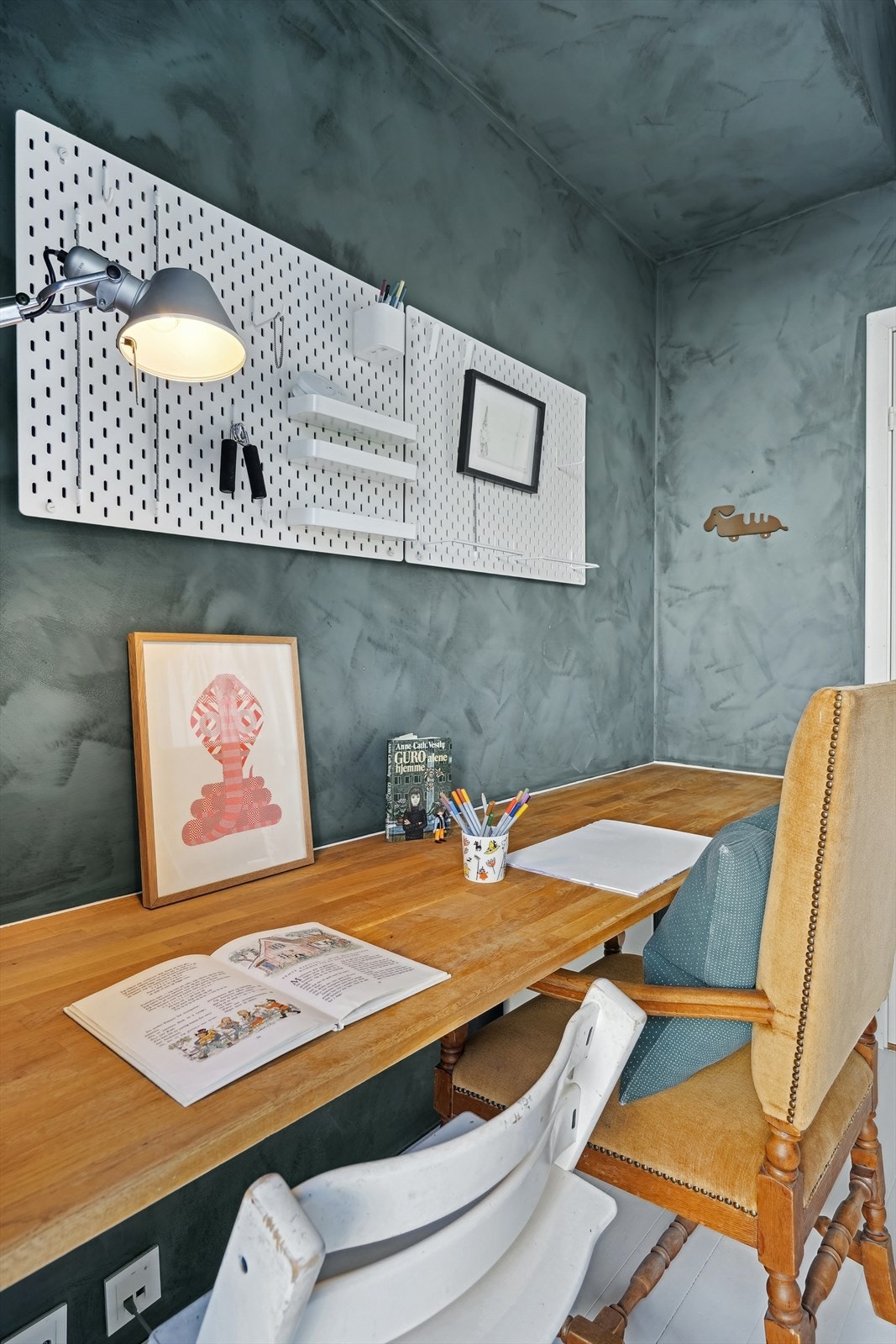 På soverom nr. 1 i underetasjen er det plassbygd arbeidsbenk i heltre som gir gode arbeidsmuligheter Galleribilde