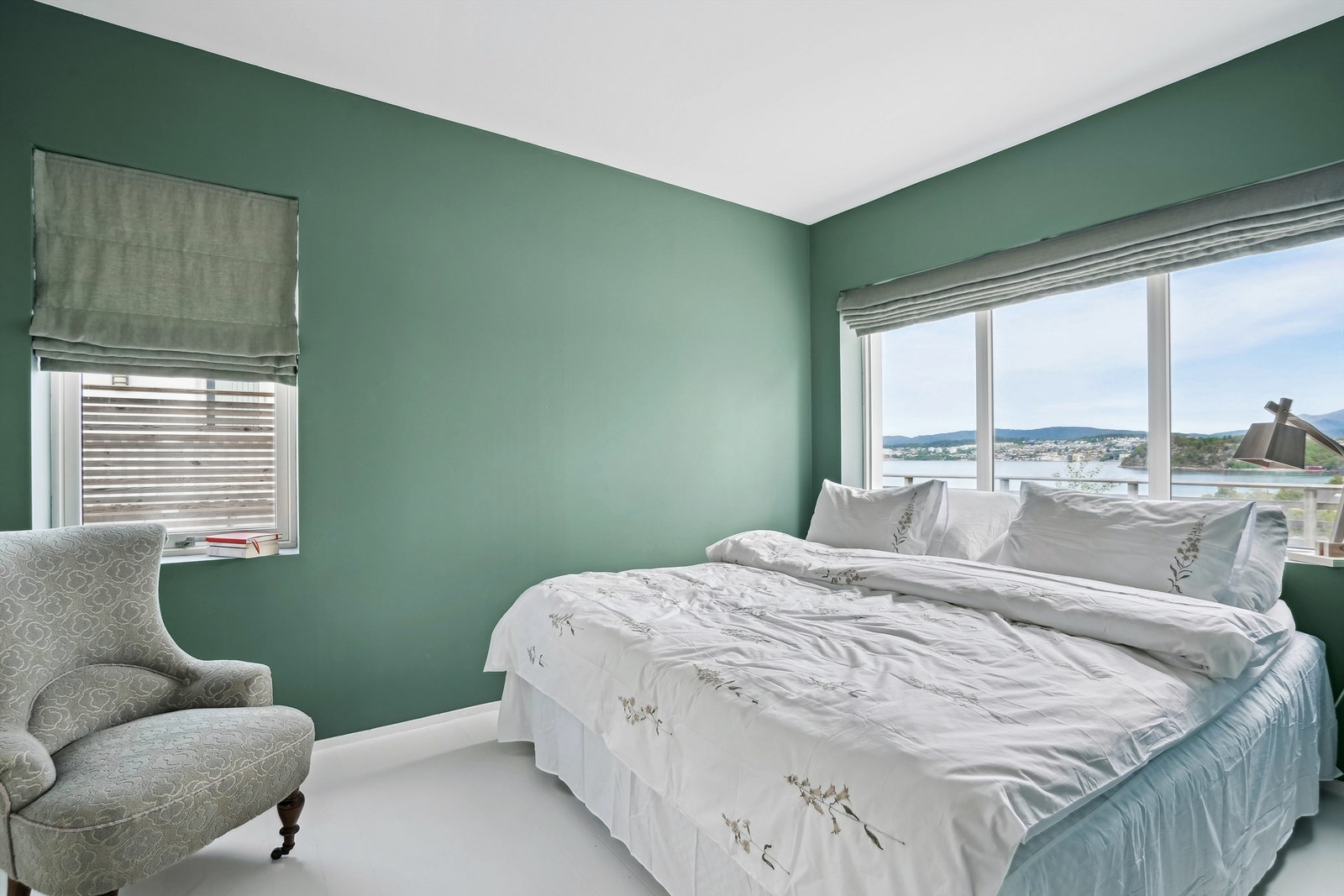 Soverom 2 i underetasjen har stor garderobe langs ene veggen Galleribilde