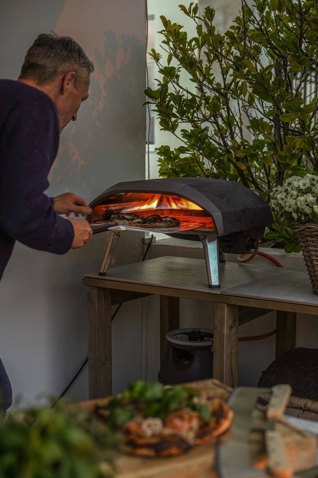 Terrassen kan brukes året rundt til grilling og pizzasteking Galleribilde