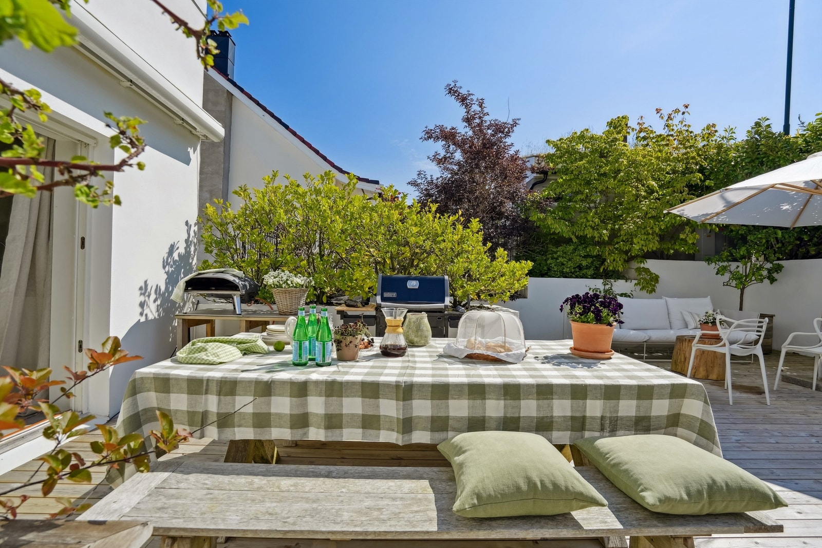 Flott, lun og skjermet uteområde og terrasse med kjøkkenet lett tilgjengelig Galleribilde