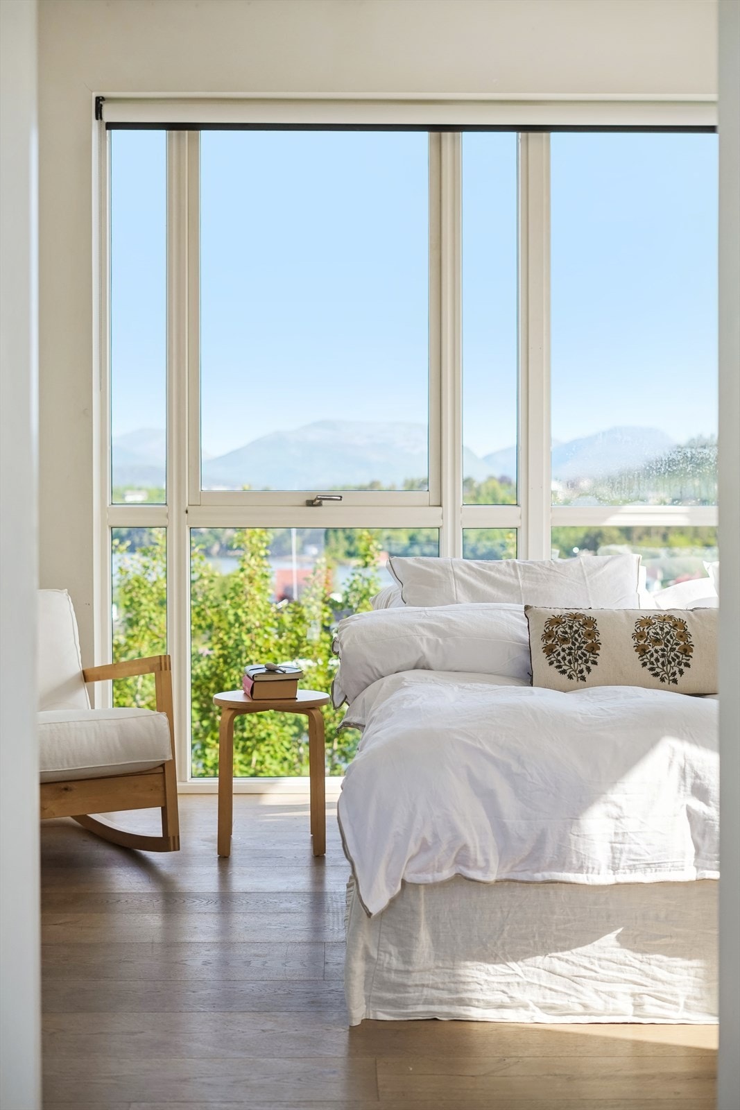 Lyst og stilrent soverom - her både sovner og våkner du opp til fuglekvitter Galleribilde