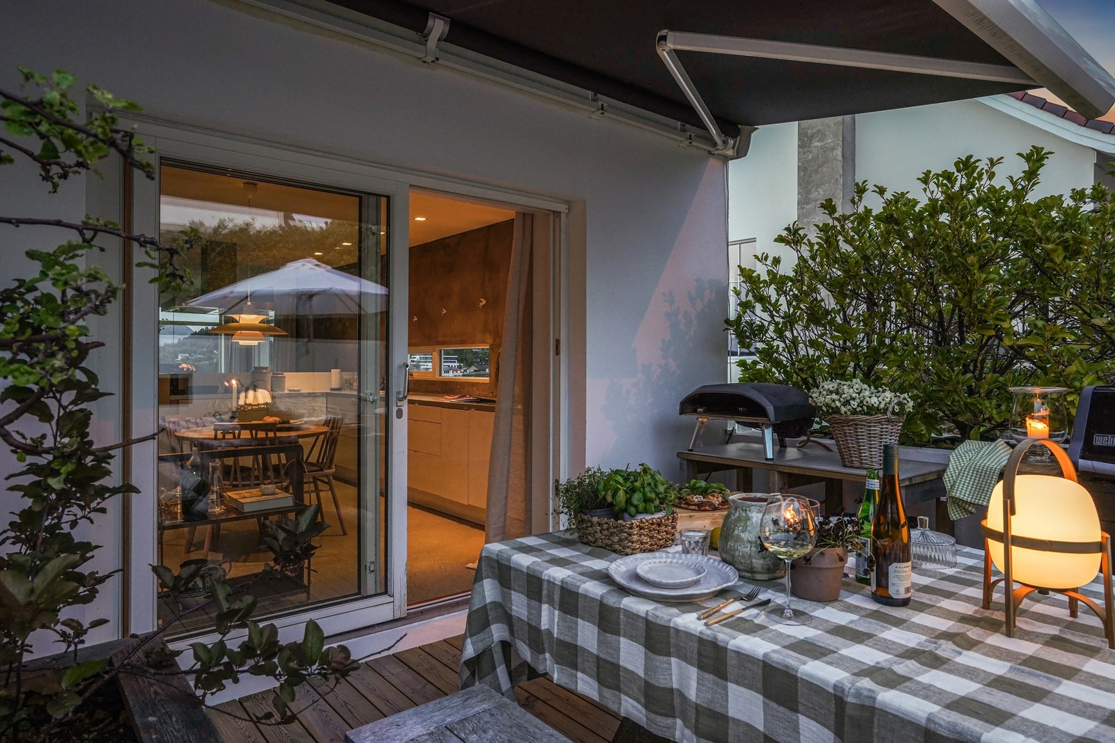 Vi beveger oss ut fra kjøkkenet. Her kan du nyte hyggelig kveldsstemning på terrassen med uttrekkbar markise mot vær og vind Galleribilde
