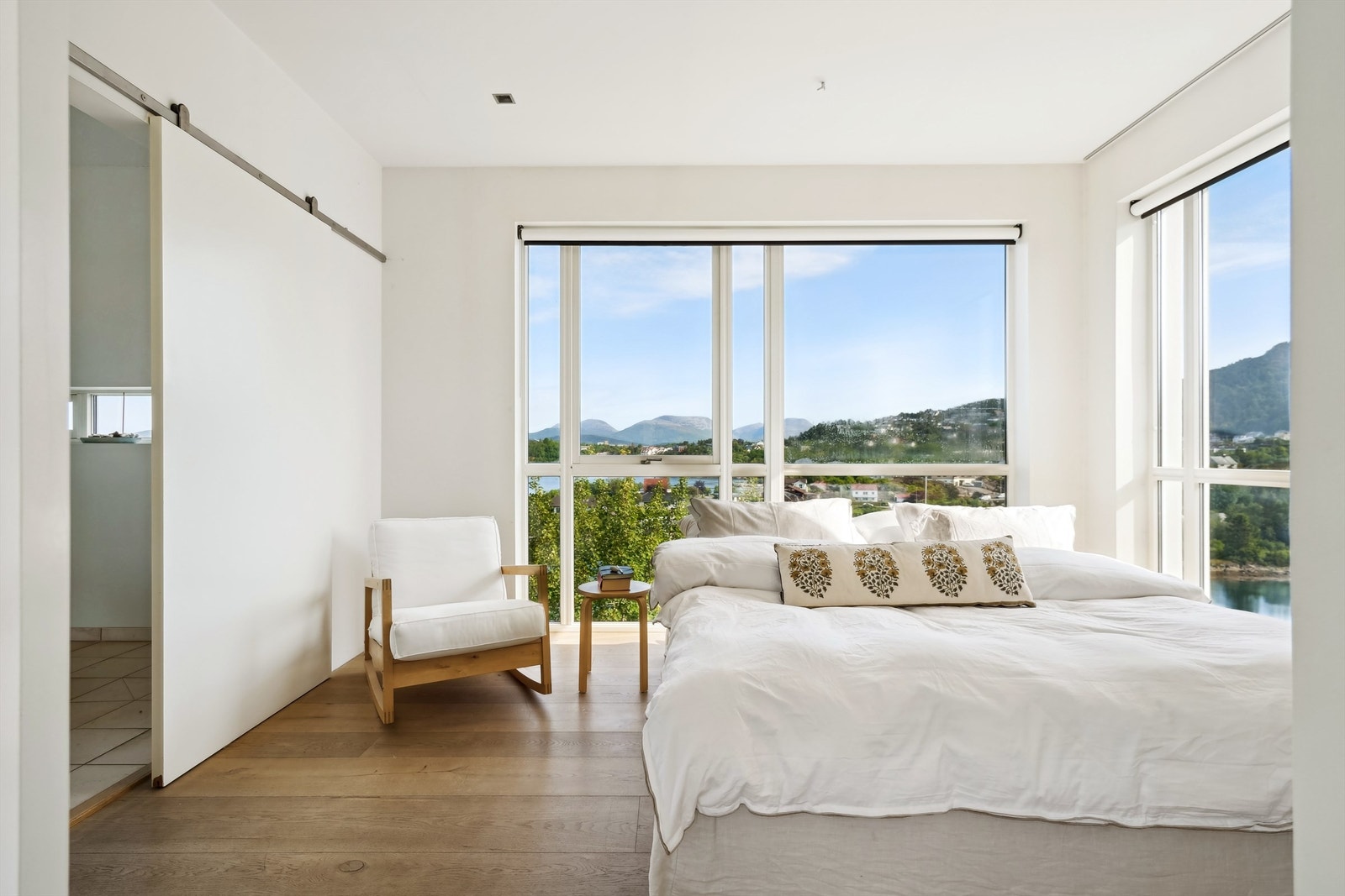 Hovedsoverom med store vindusflater og nydelig utsikt. Stor og kul skyvedør på skinner til bad Galleribilde