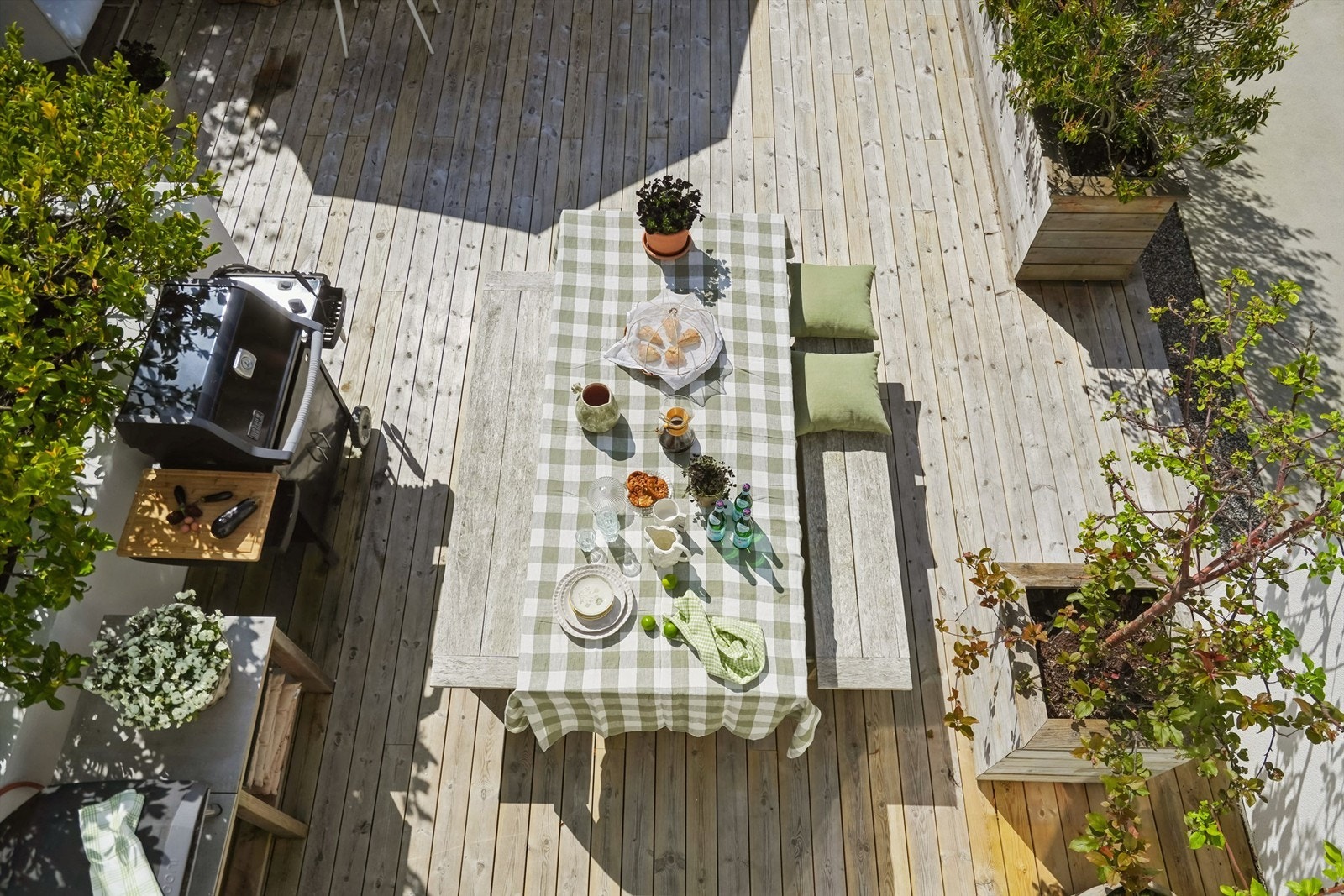 Flotte uteområder og utekjøkken på terrassen utenfor kjøkken i 1. etasje mot syd. Lun terrasse med gode solforhold Galleribilde