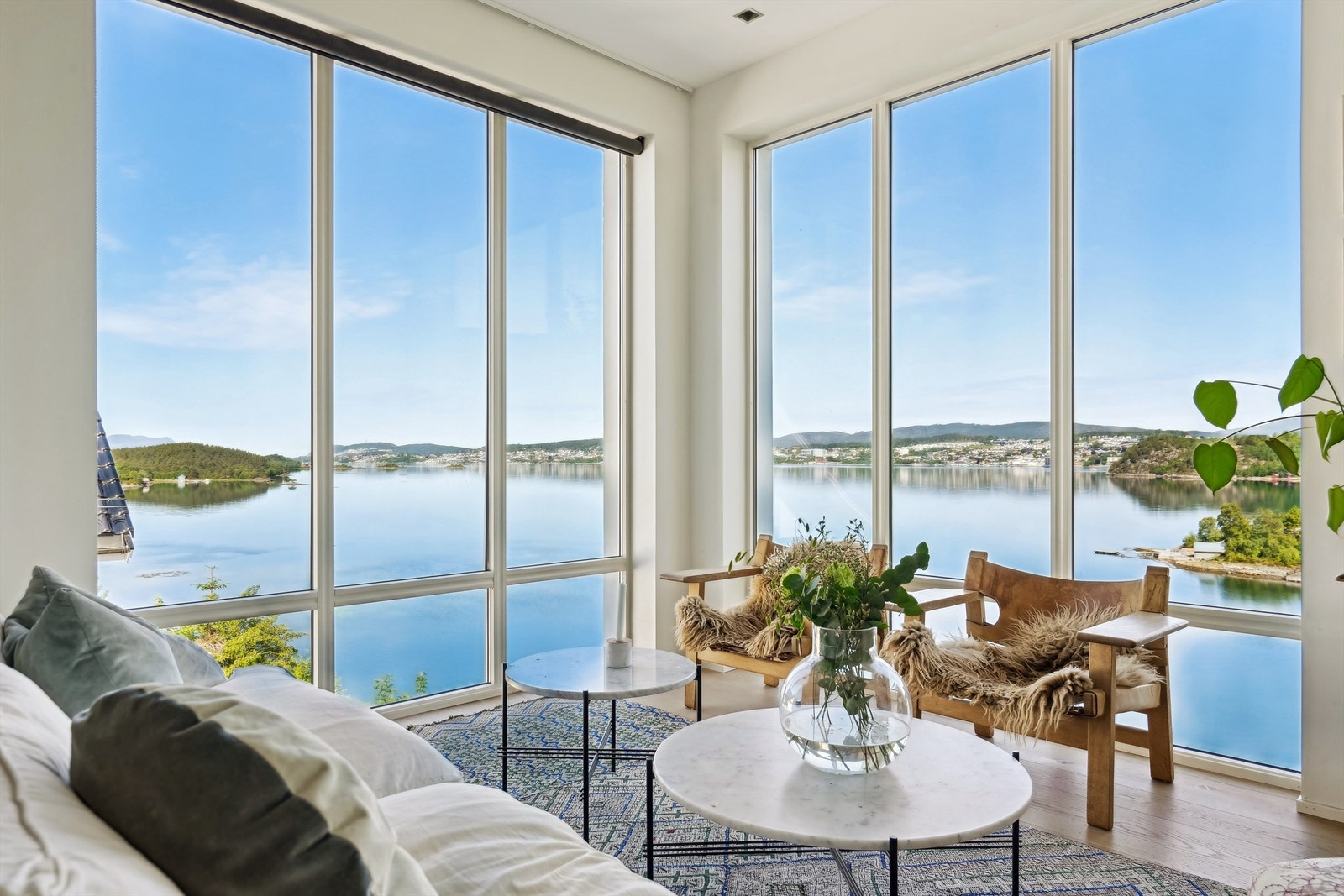 Stort hjørnevindu i stuen med praktfull utsikt mot Ålesund by. Vinduene gir rikelig med dagslys Galleribilde