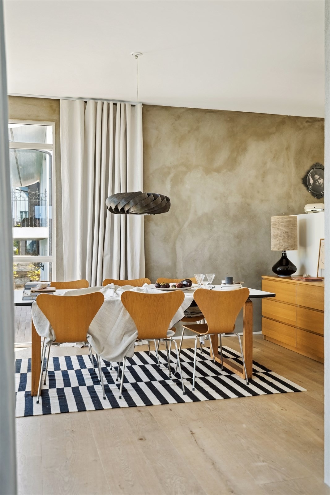 Spisestuen har god kontakt med kjøkkenet som ligger et nivå opp Galleribilde