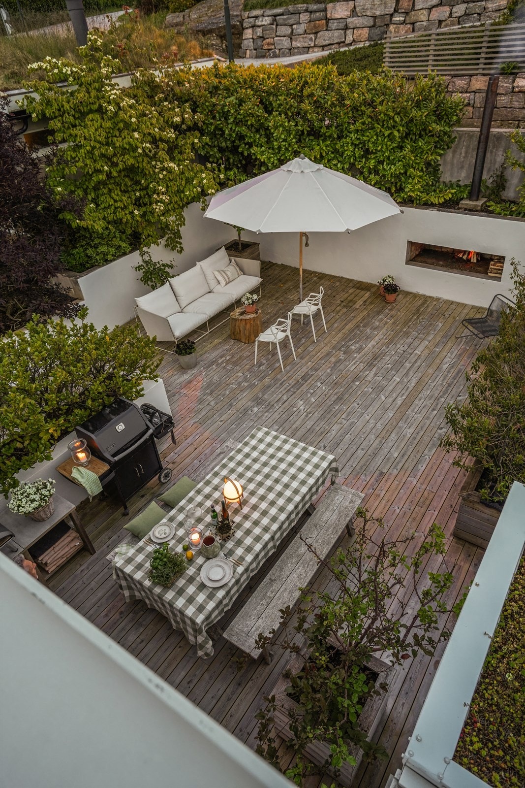 Flott overblikk over den romslige markterrassen i 1. etasje sett fra takterrassen Galleribilde