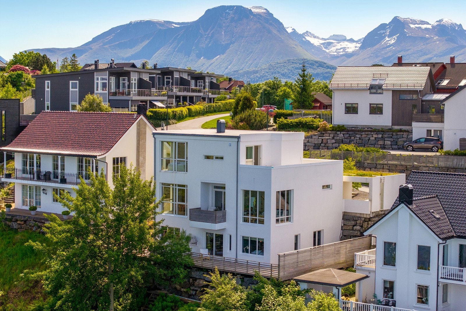 Fasade mot vest og nord med Sunnmørsalpene i bakgrunnen Galleribilde