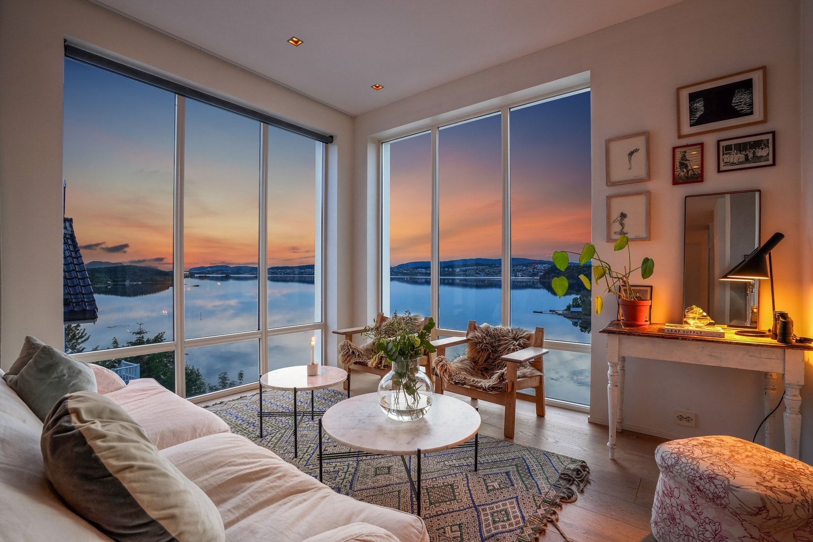 Stue med store vindusflater, nydelige solnedganger og utsikt over Borgundfjorden. Herfra kan man også se nordlys Galleribilde