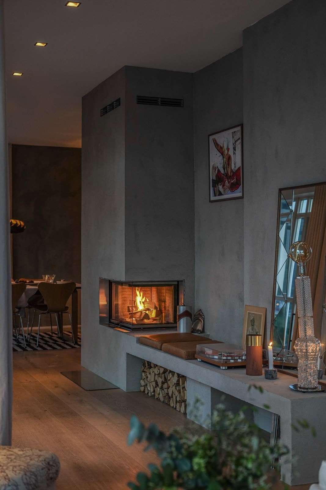 Kveldsstemning med fyr i peisen. Peisen er designet av en av eierne av huset og er brukt i Rais sin markedsføring Galleribilde