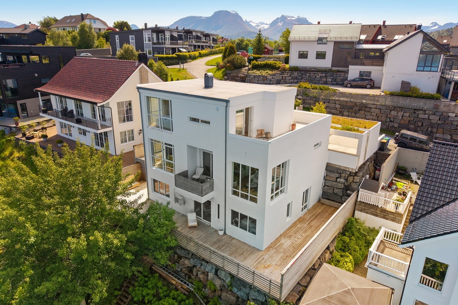 Drone av fasade og uteområder mot nordvest Galleribilde