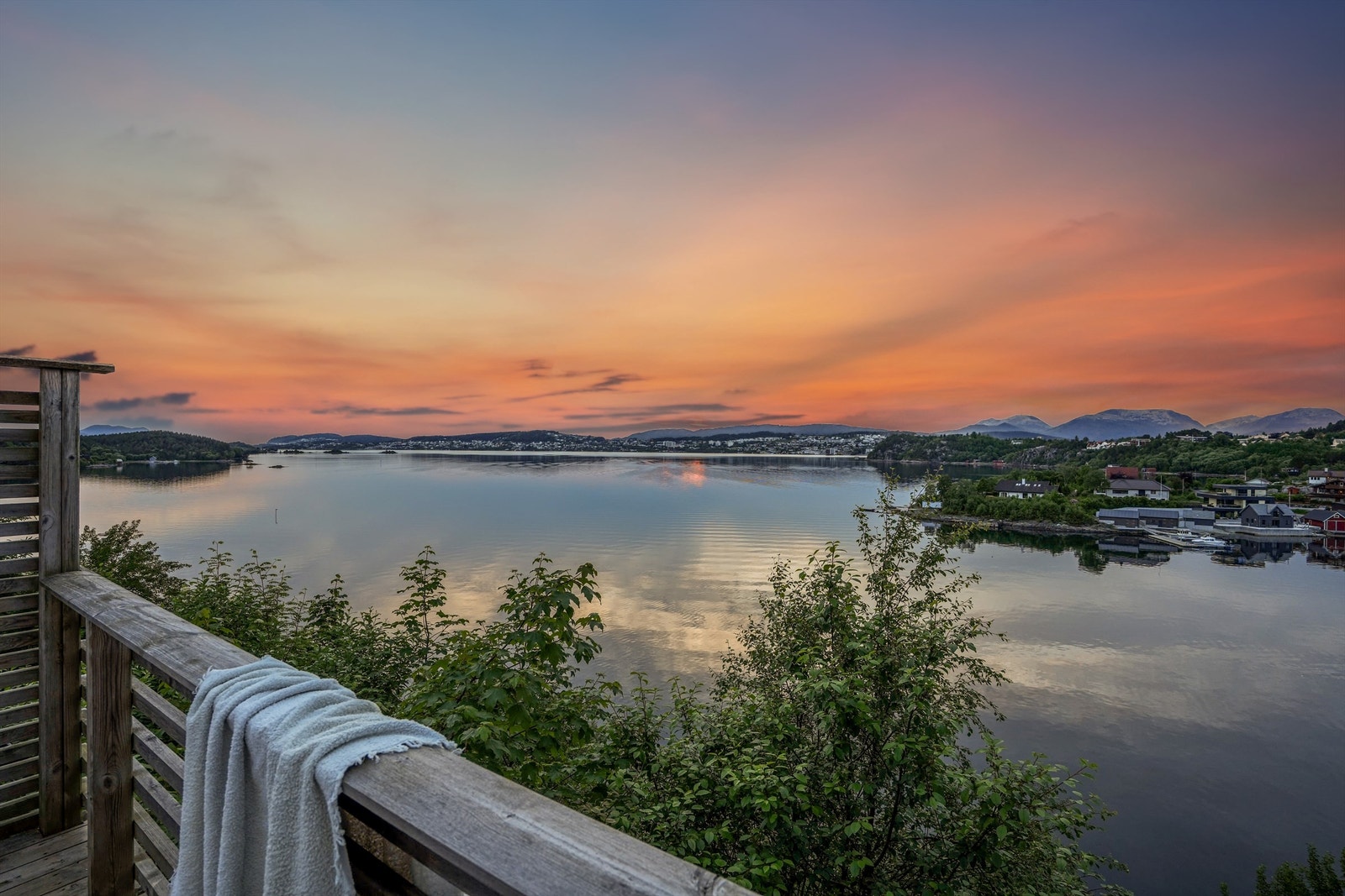 Nydelig kveldssol og solnedganger kan nytes fra den nordvestvendte terrassen utenfor stuen nede Galleribilde