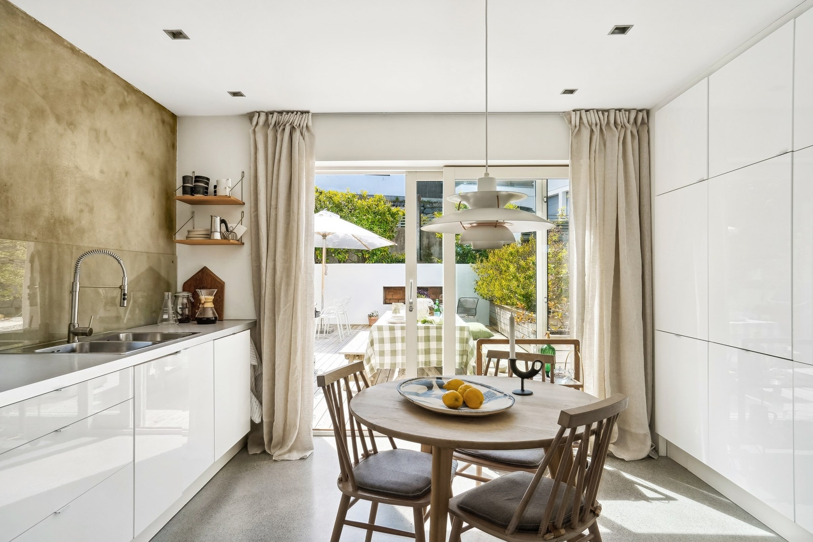 Kjøkkenet har skyedør ut til stor terrasse mot syd, som gir en sømløs overgang mellom inne og ute Galleribilde