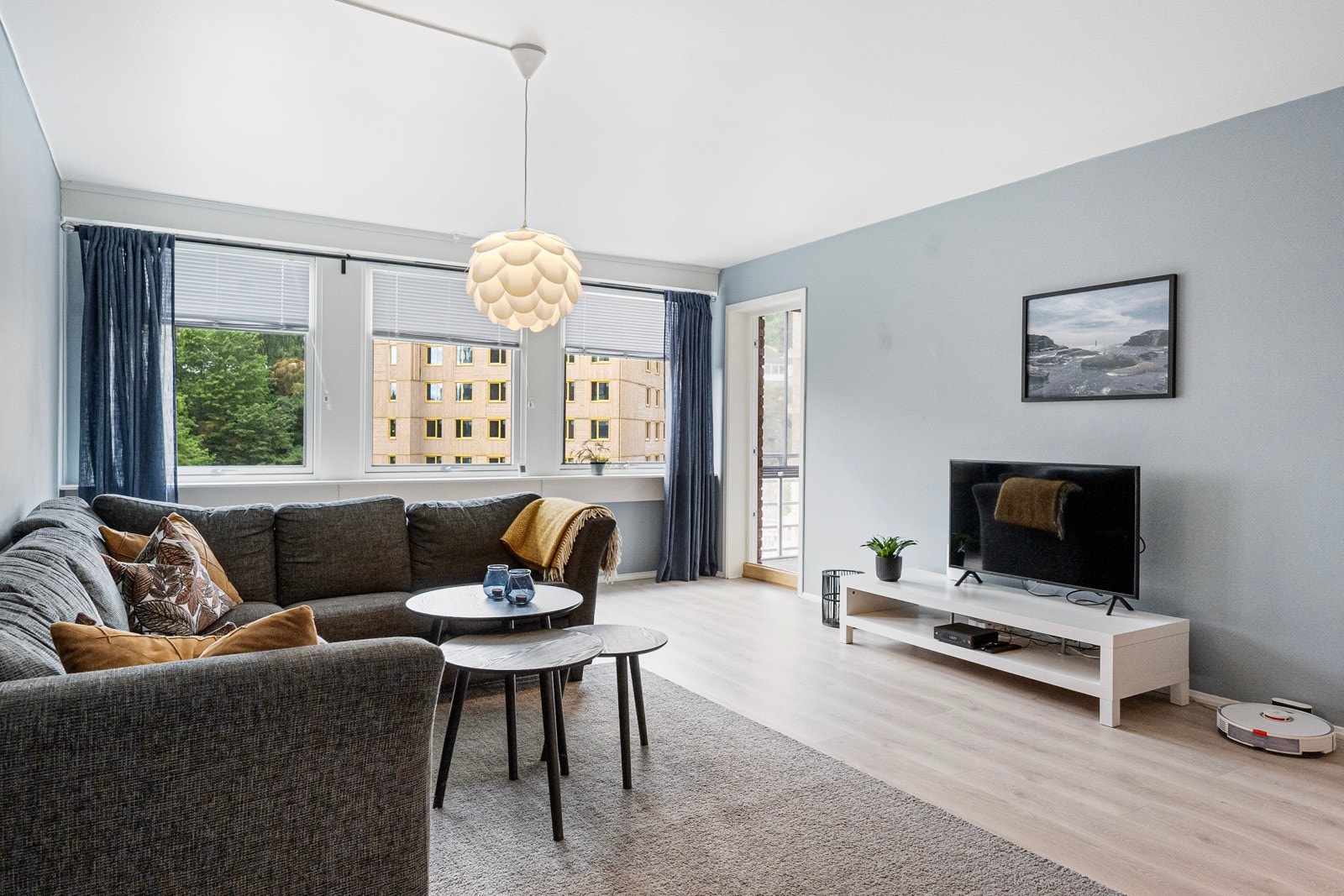 Store vindusflater slipper inn rikelig med naturlig lys. Galleribilde