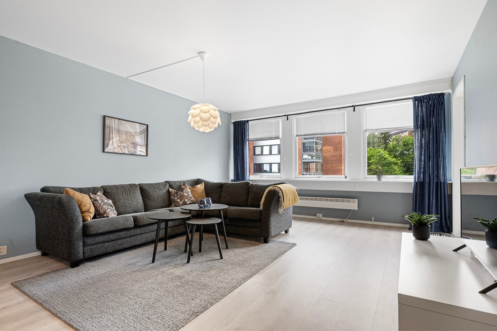Romslig stue med god plass til både sofa- og tv-møblement. Galleribilde
