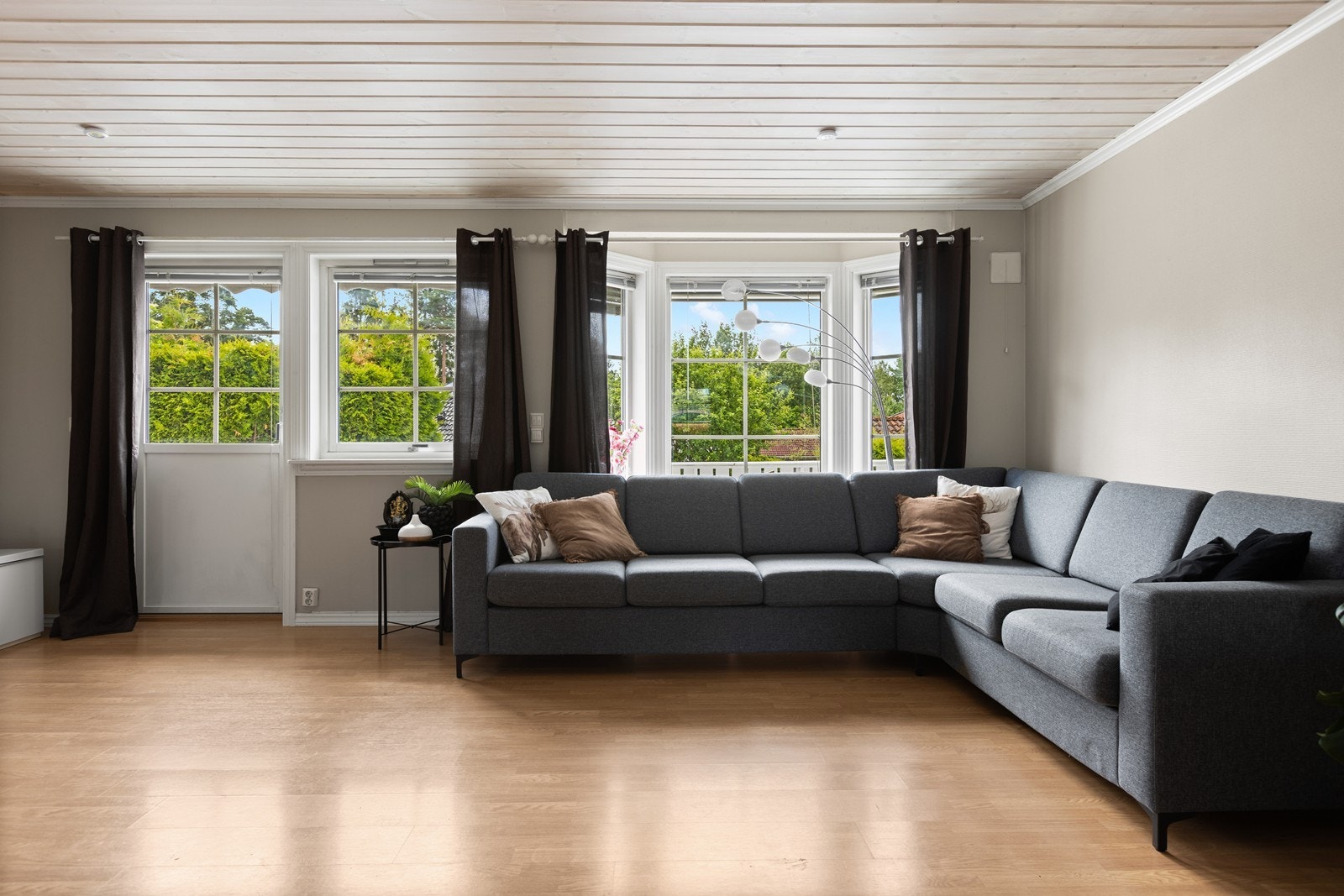 Fra stuen er det utgang til sydvendt terrasse. Galleribilde