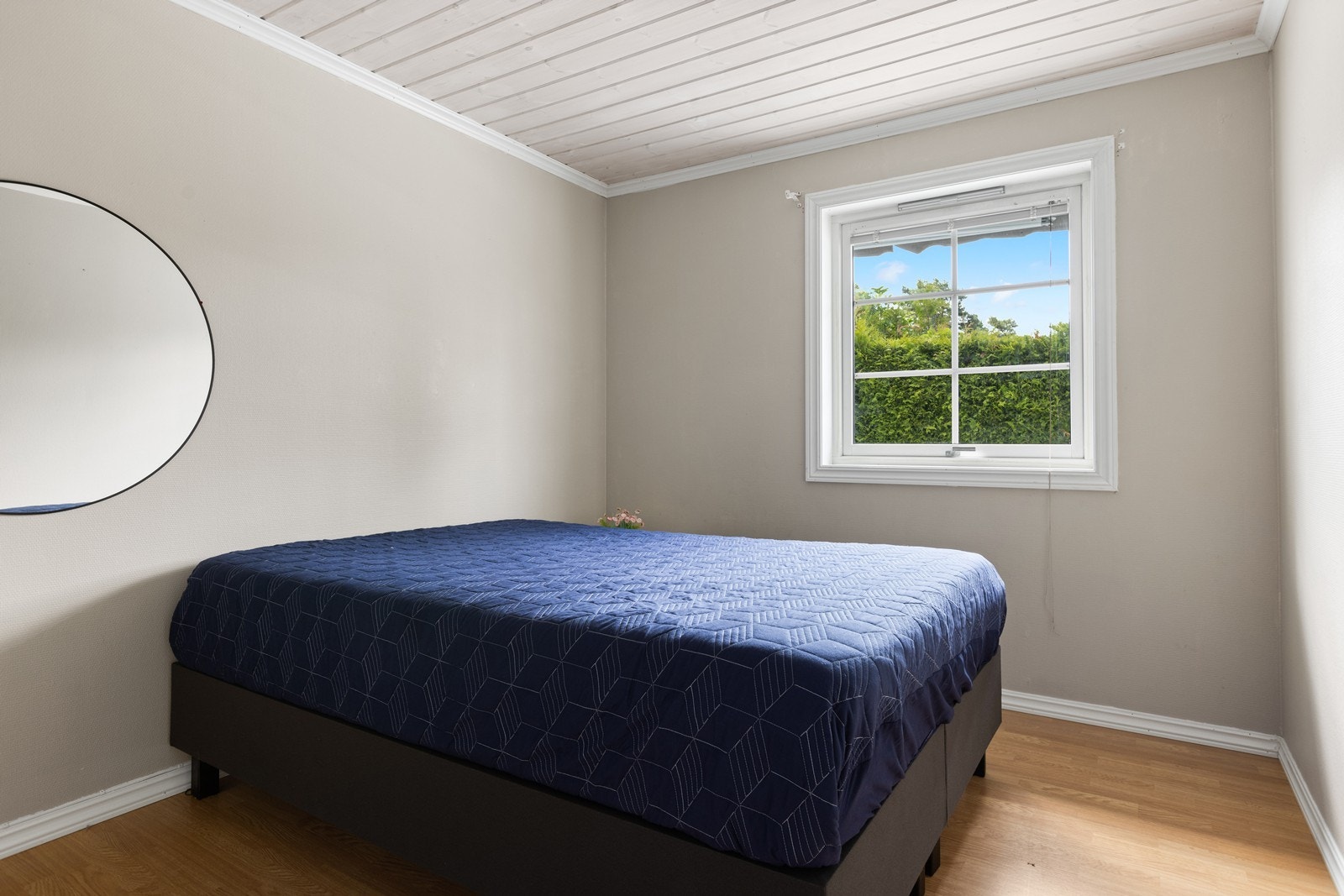 1. etasje - På soverommet er det plass til dobbeltseng og evnt. småmøblement. Galleribilde