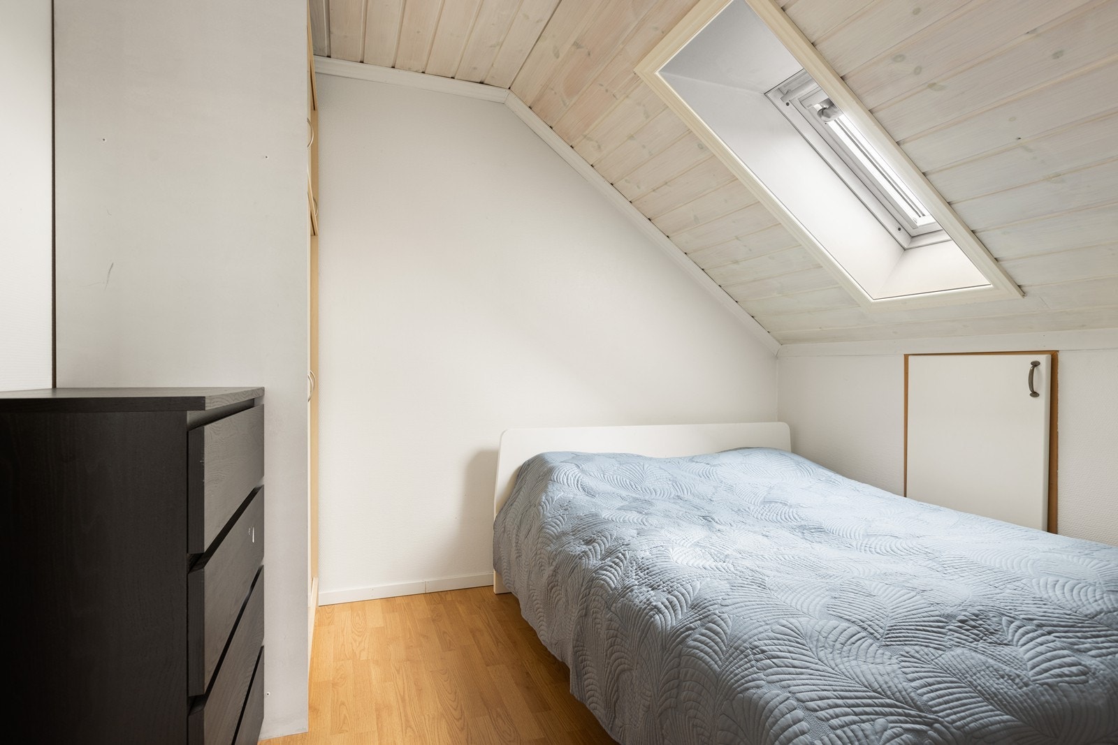 2. etasje - Soverom 2 er av mindre størrelse, her er det også oppbevaringsmuligheter i kneveggen. Galleribilde