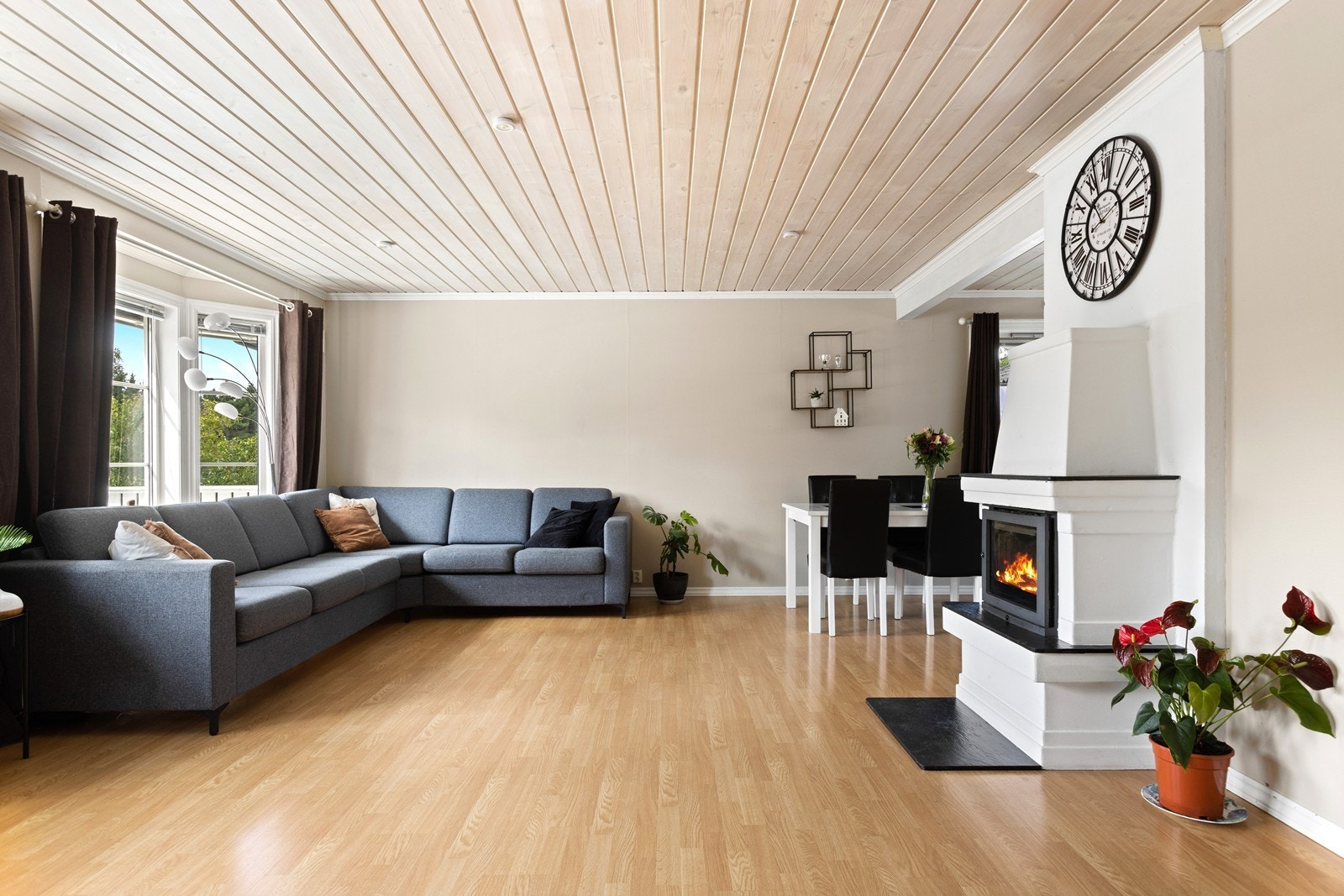 Koselig stue med lyse overflater og rom for salong med tilhørende bord. Galleribilde