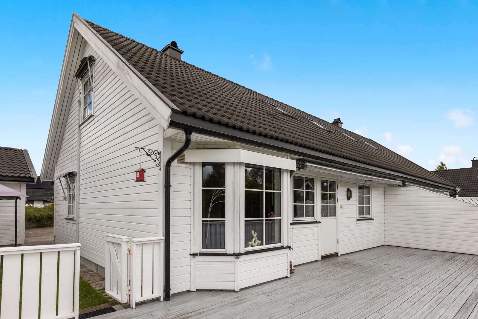 Sydvendt terrasse med direkte tilgang til gress- og paviljongområde. På terrassen er det montert terrassemarkise. Galleribilde