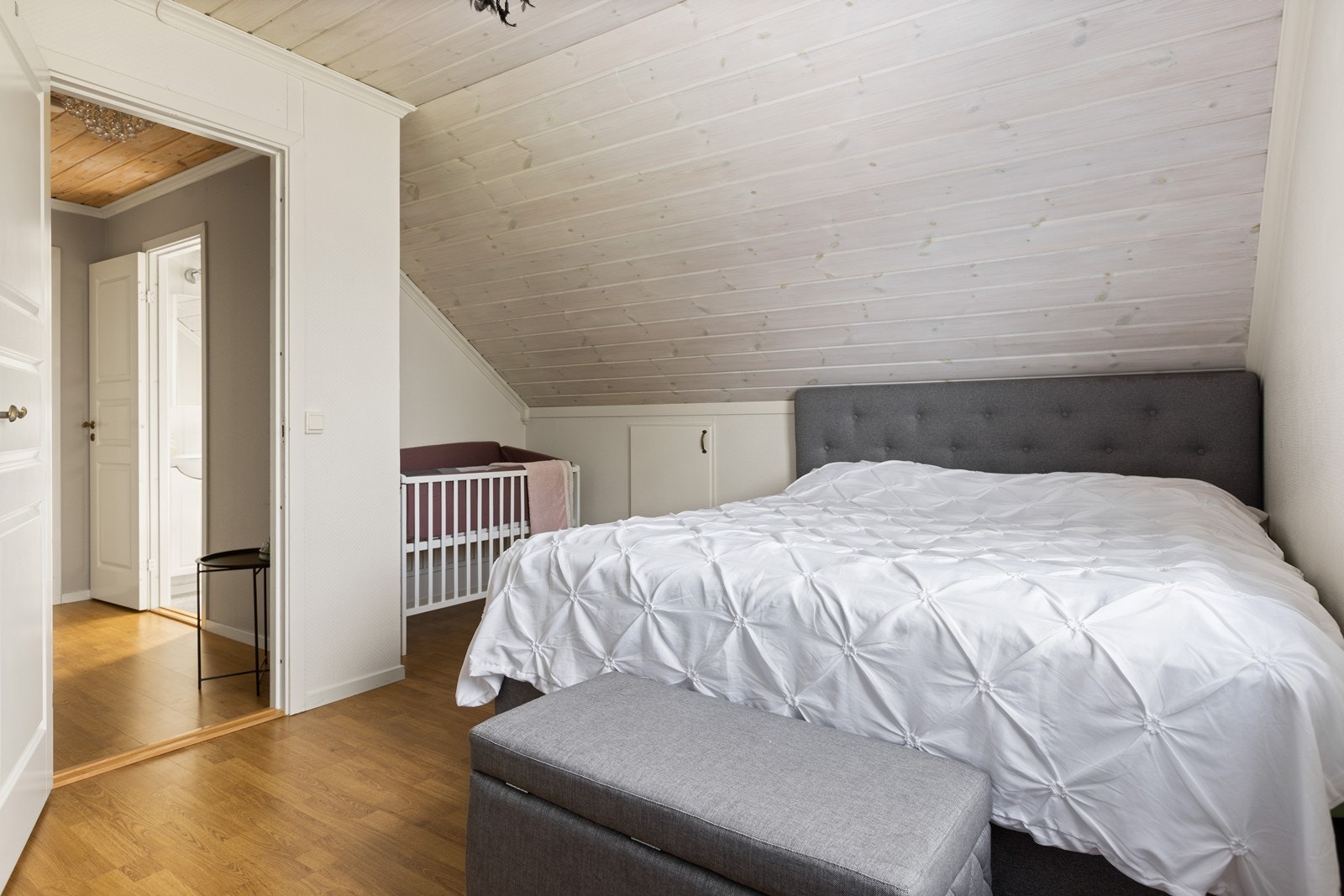 2. etasje - Soverommet har skråtak og det er praktisk oppbevaringsplass i kneveggen. Galleribilde