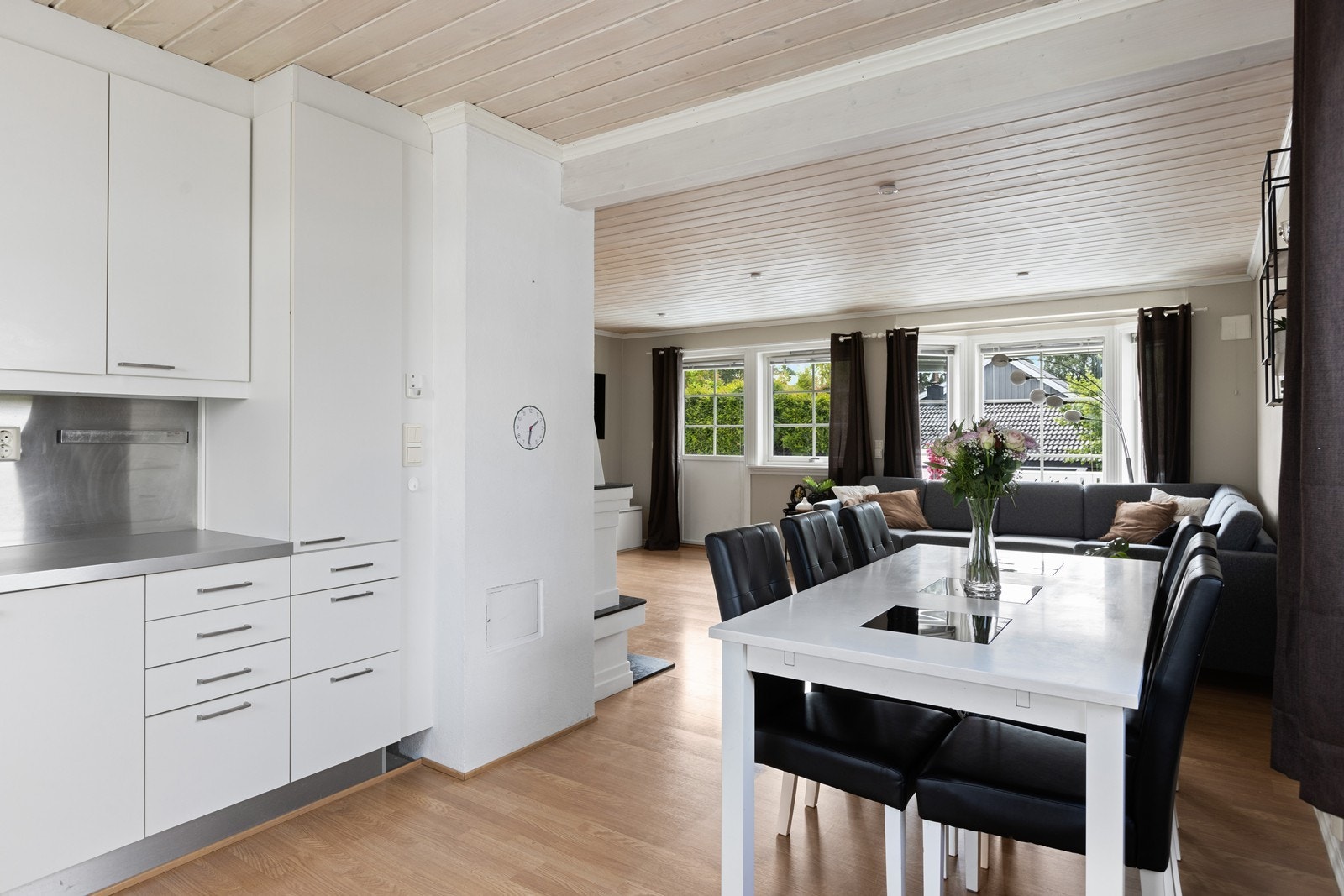 Åpen kjøkkenløsning mot stuen. Galleribilde