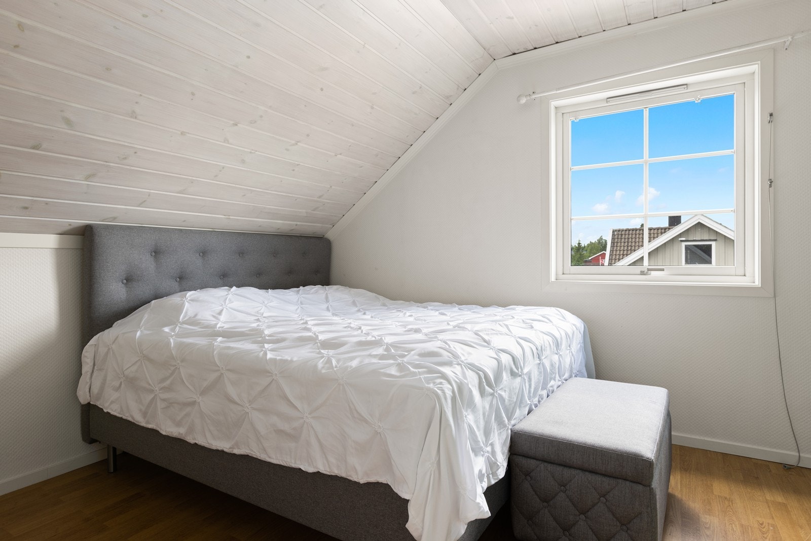 2. etasje - Soverom av god størrelse med plass til dobbeltseng og evnt. garderobeløsning hvis ønskelig. Galleribilde