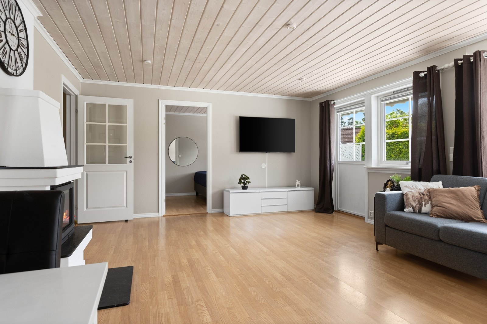 Fra stuen er det adkomst til soverommet i 1. etasje Galleribilde