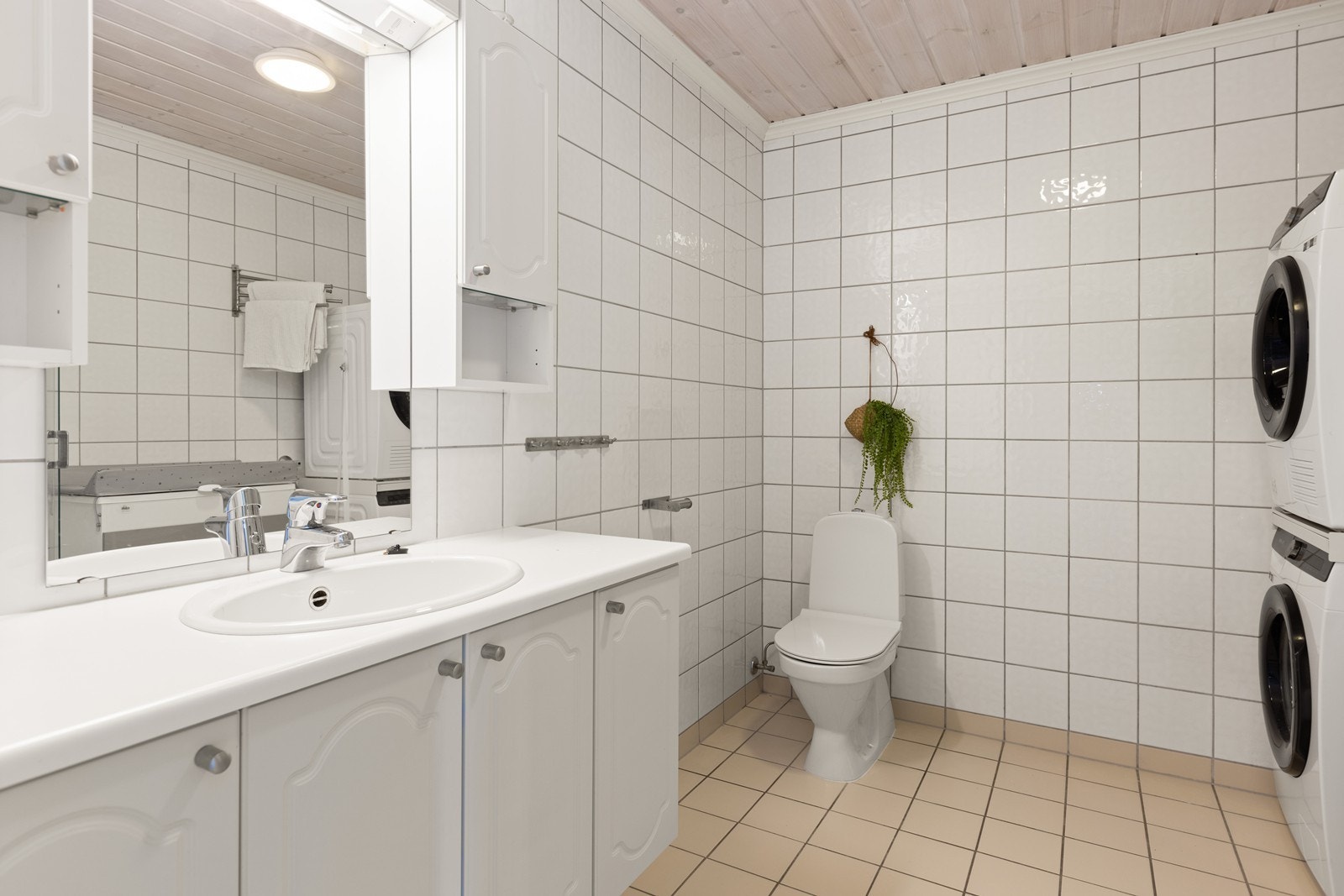 Badet har innredning med profilerte fronter og nedfelt servant, gulvmontert wc og det er opplegg for vaskemaskin. Galleribilde