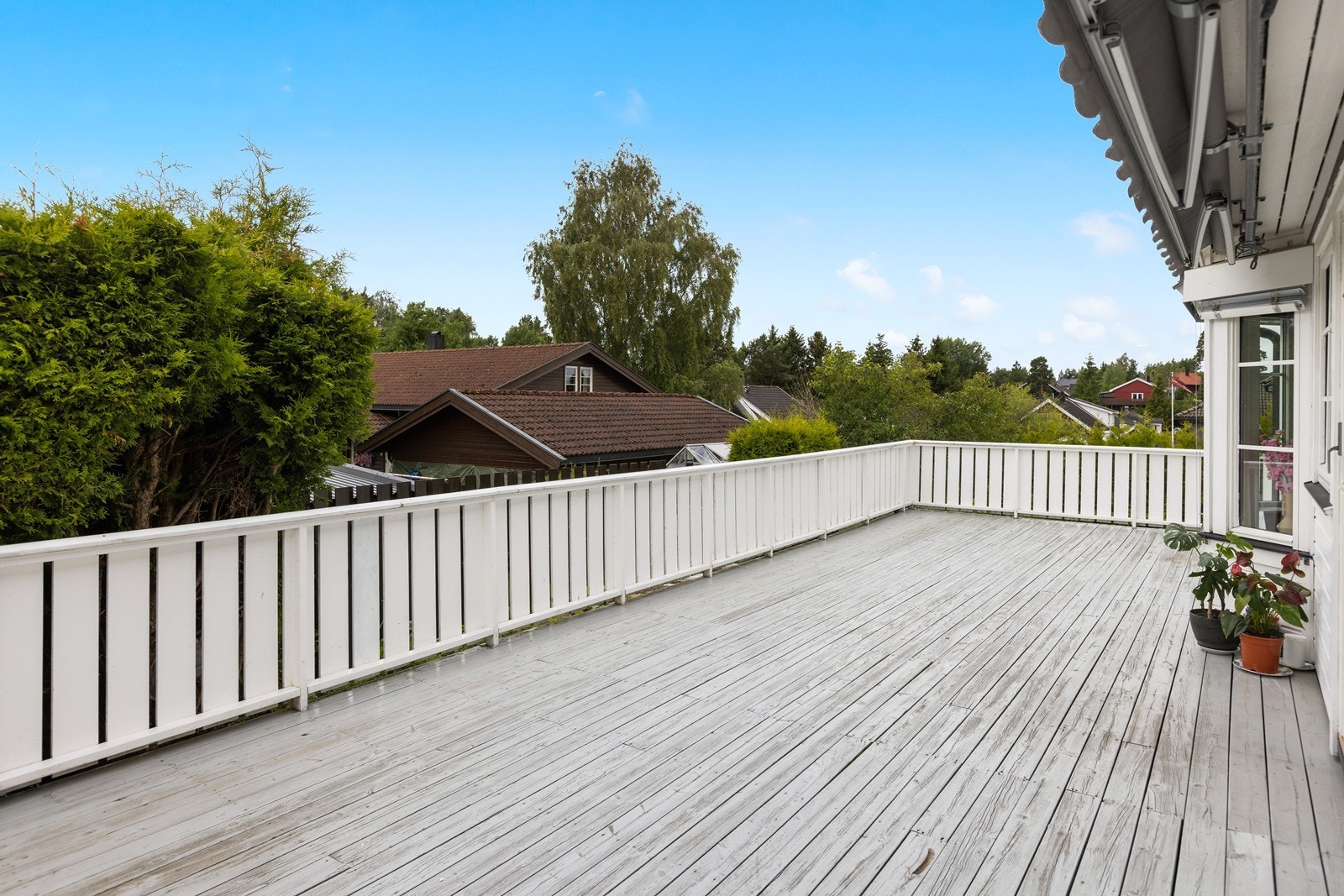 Terrassen er romslig og her er det flere møbleringsmuligheter. Galleribilde