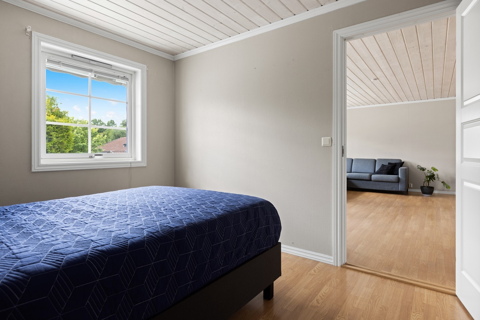 1. etasje - Soverommet nærmest stuen har lyse overflater i likhet med stuen. Galleribilde