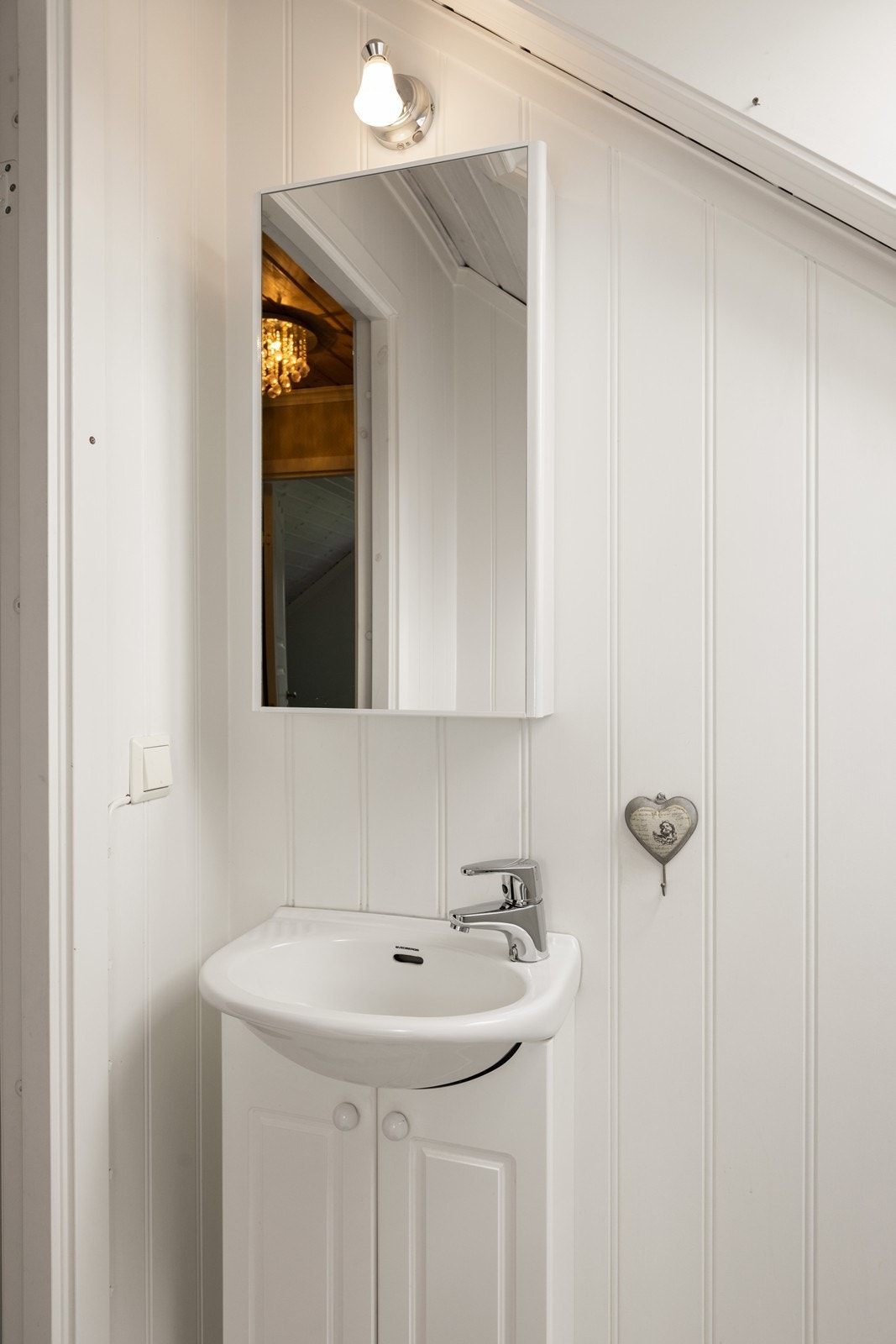 Toalettrommet i 2. etasje er innredet med servant over skap, med profilerte fronter, og gulvmontert wc. Galleribilde