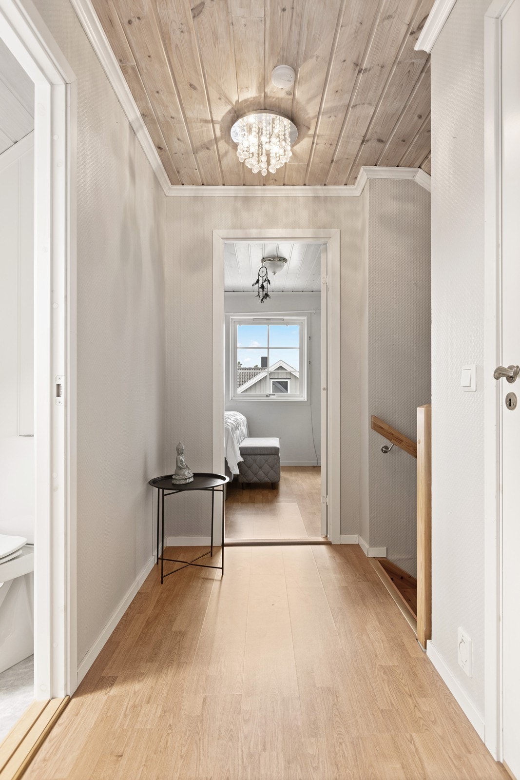 Fra gangen i 2. etasje er det tilgang til toalettrom og soverom. Galleribilde