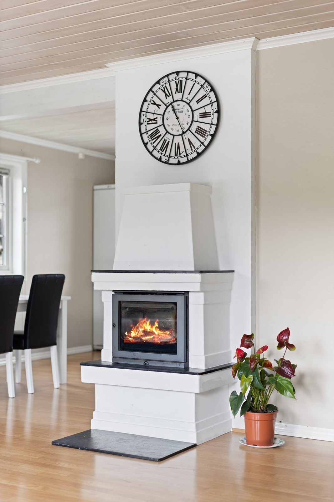 Peisinnsats praktisk plassert midt i stuen som gir god og lun oppvarming. Galleribilde