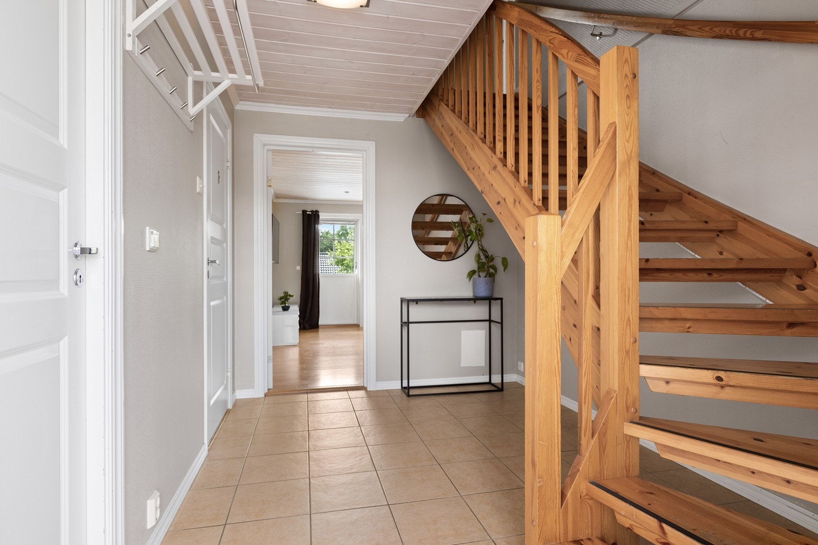 Gangen er lys og har flislagt gulv. Galleribilde