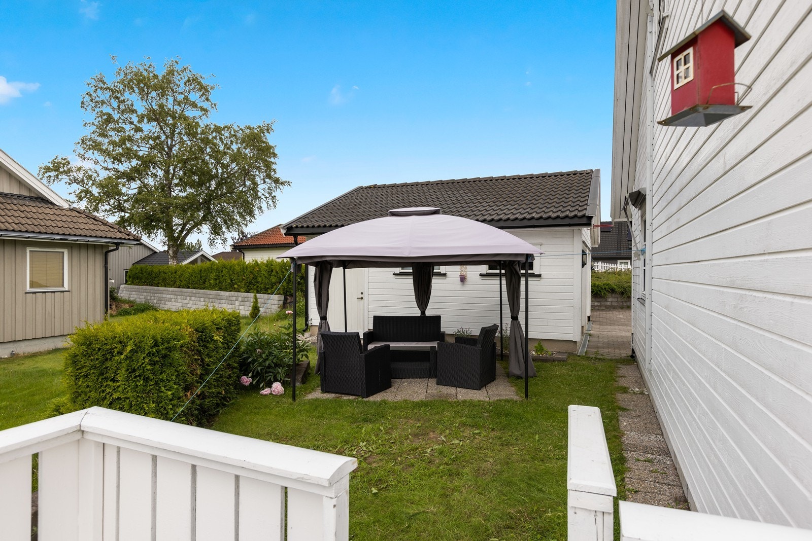 I hagen er det opparbeidet en vestvendt, hellelagt uteplass med paviljong. Galleribilde