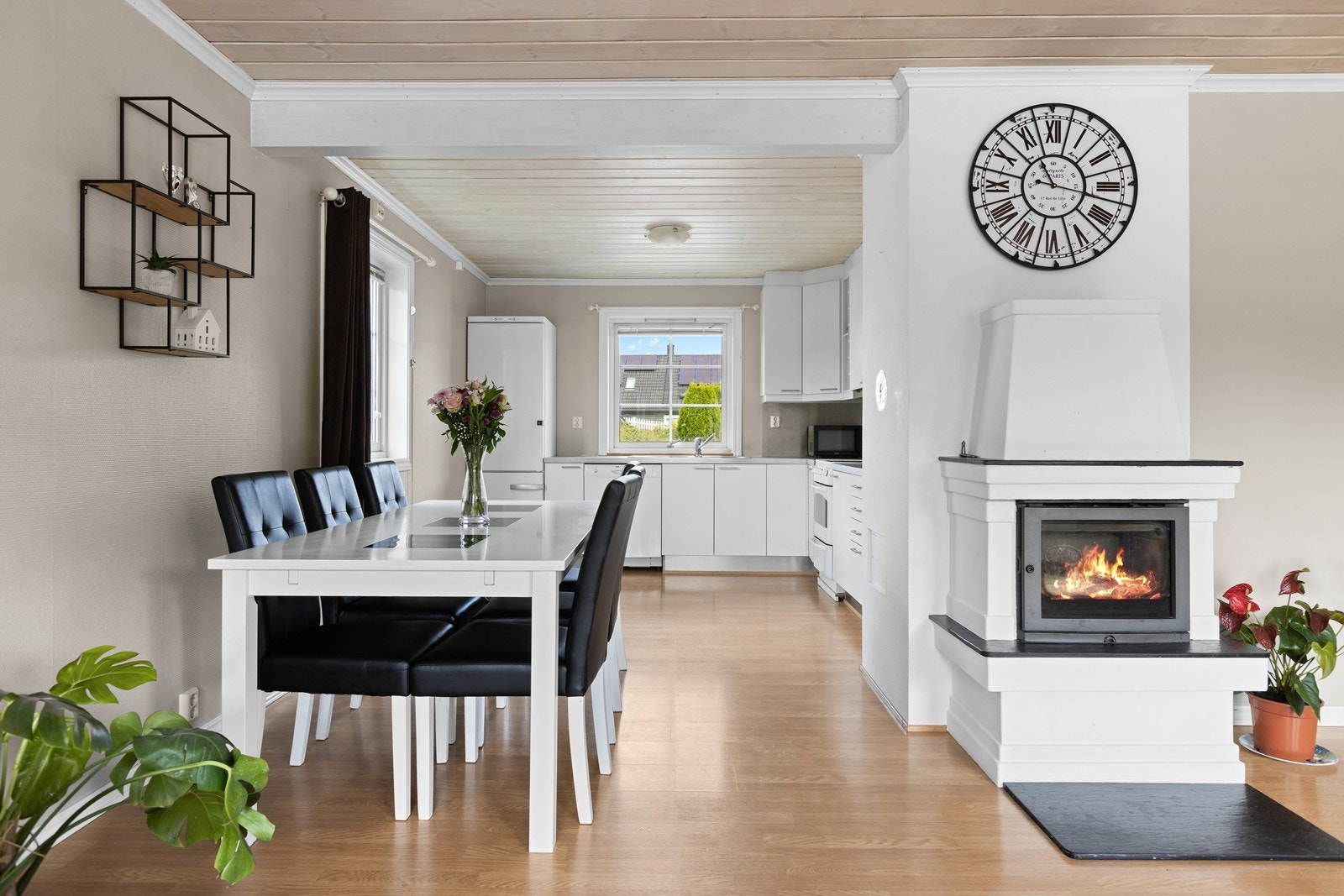 Spisestuen ligger i tilknytning til kjøkkenet. Galleribilde