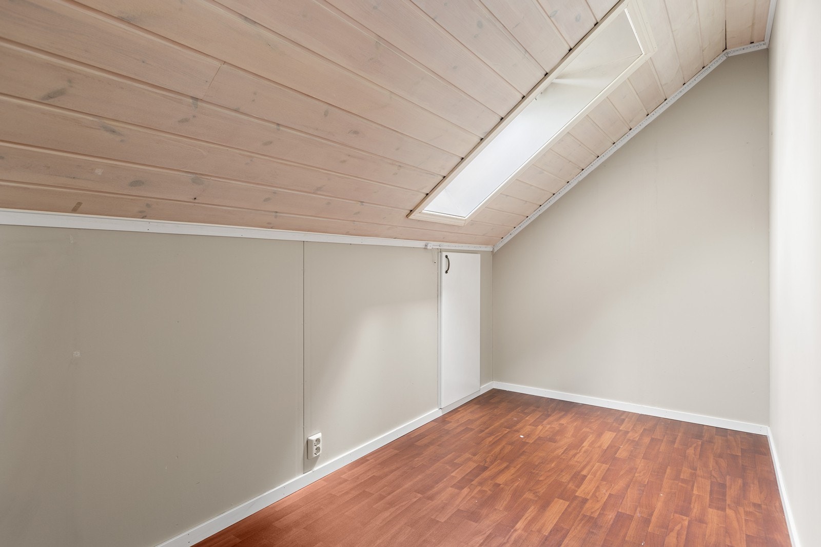 Ekstra rom i 2. etasje m/takvindu og med oppbevaringsplass i kneveggen. Galleribilde