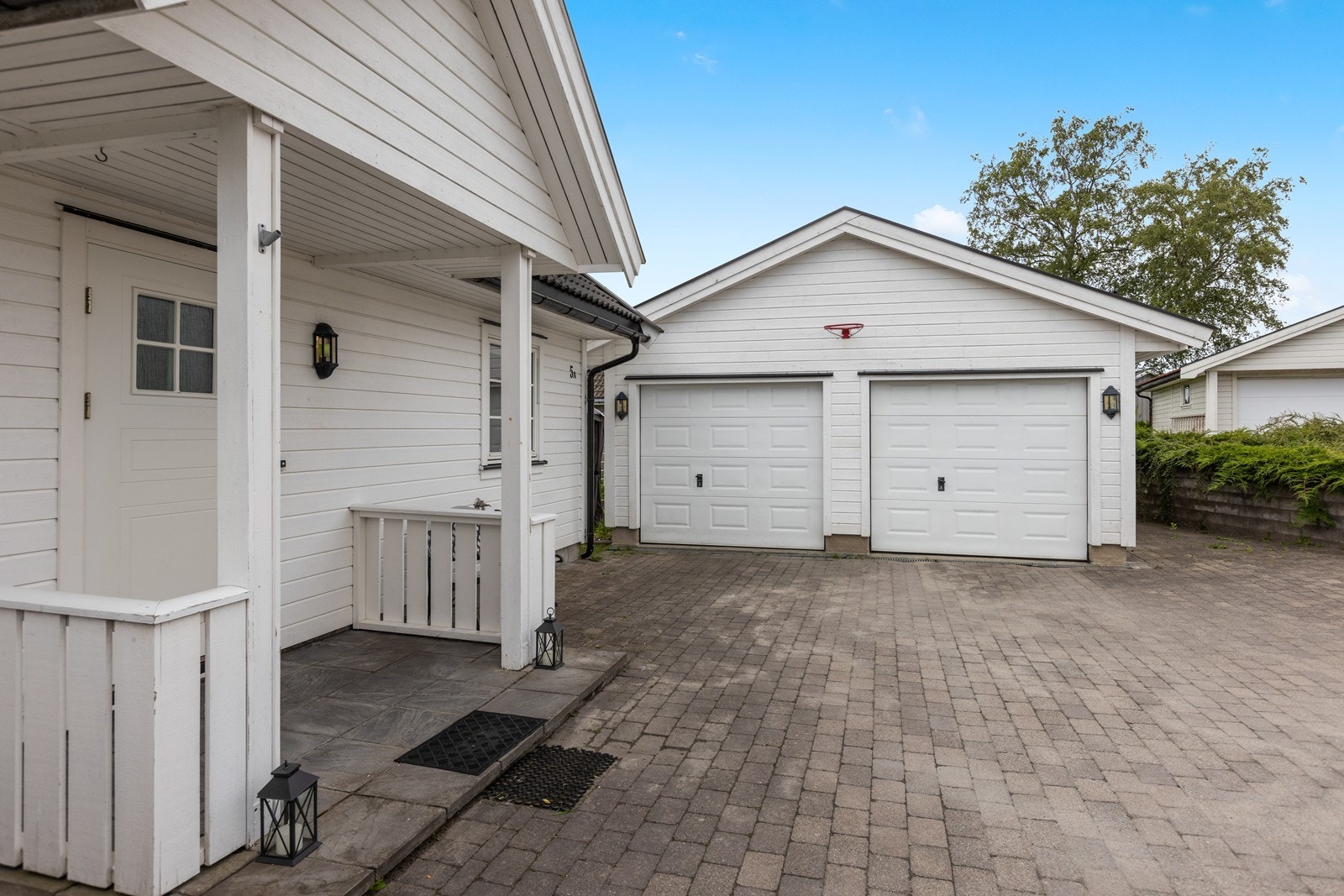 Eiendommen innehar også dobbel garasje med oppstillingsplass for to biler og lagerplass. Galleribilde