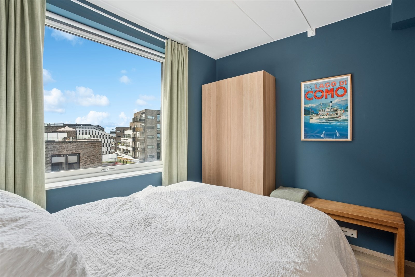 Det er innredet med to garderobeskap, som medfølger salg. Galleribilde