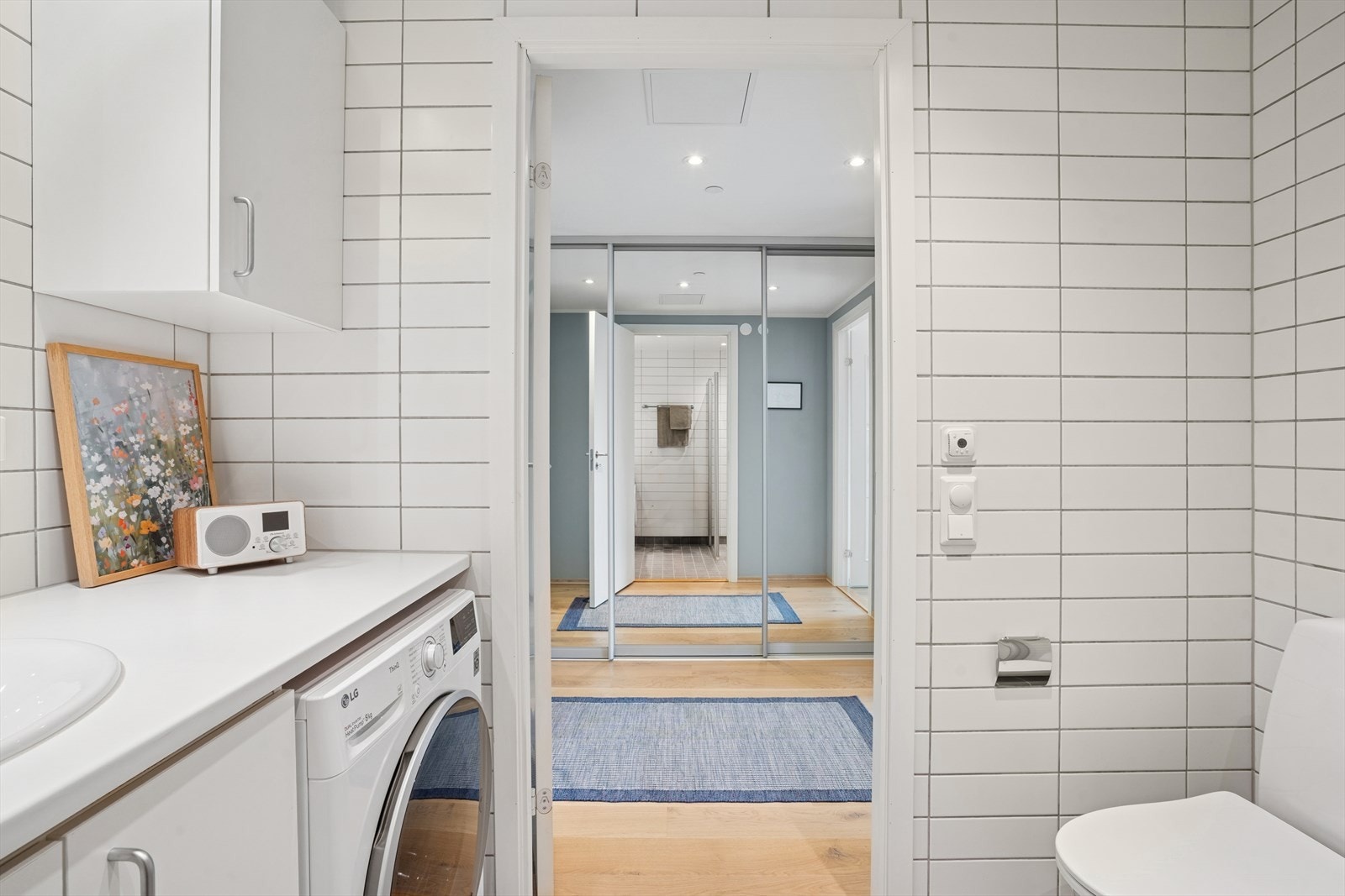 Det er opplegg og plass for vaskemaskin og tørketrommel! Galleribilde