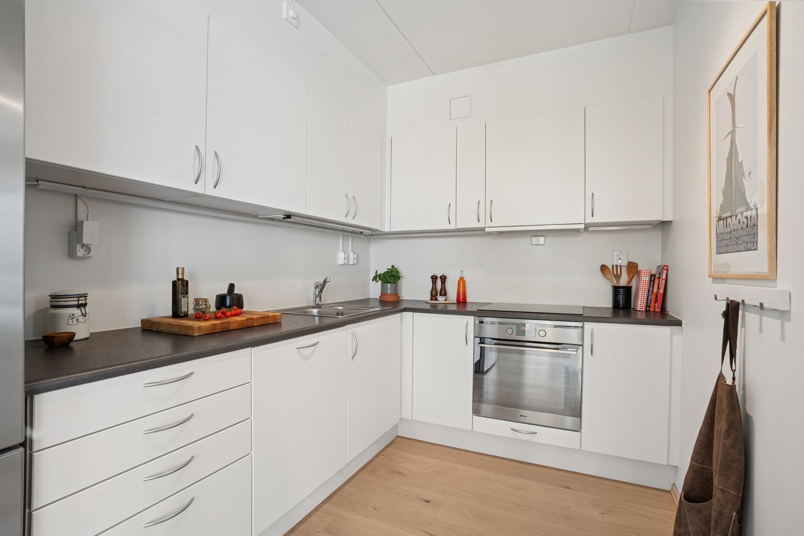 Av integrerte hvitevarer er det oppvaskmaskin, stekeovn og nedfelt platetopp. Avtrekk via balansert anlegg. Galleribilde