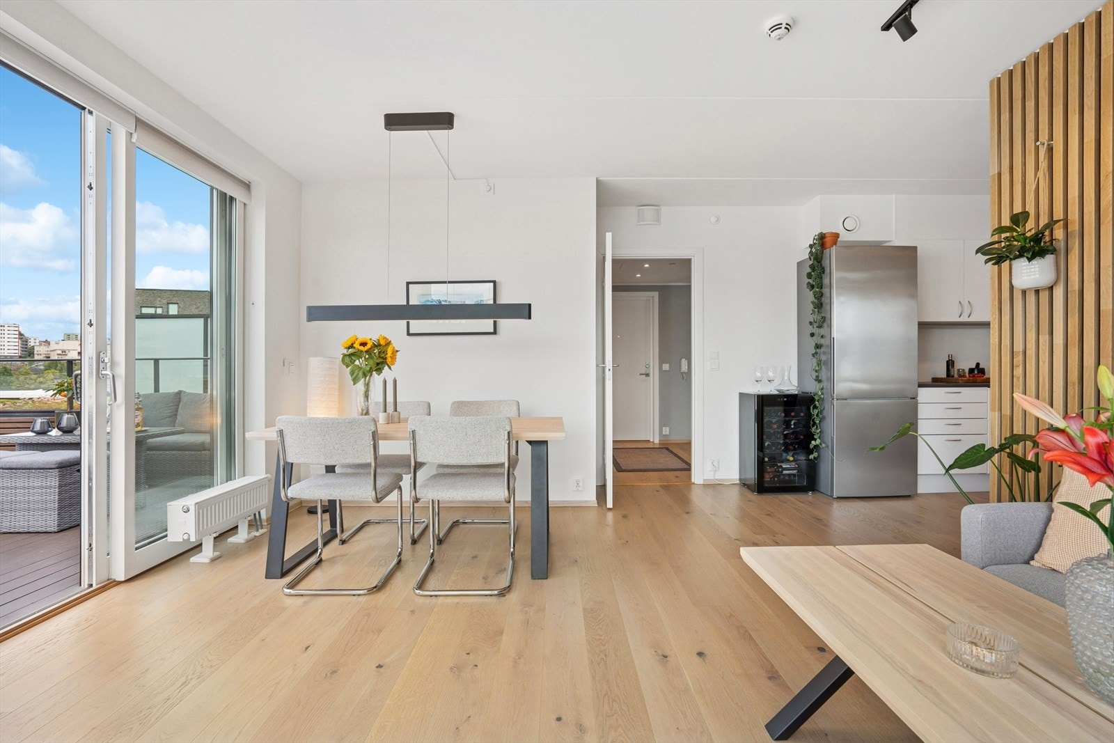 Store vindusflater gir boligen mye lys, hele året. Galleribilde