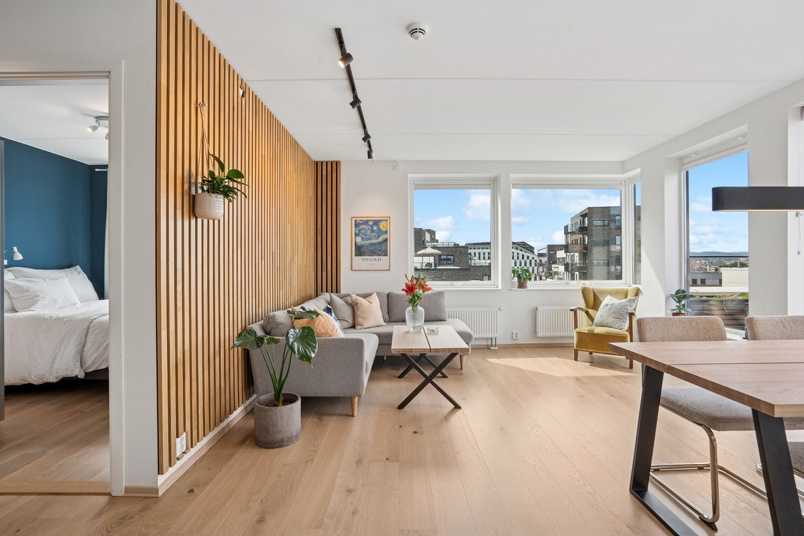 God plass til stor sofaseksjon med tilhørende møblement i tillegg til en egen seksjon med plass til stort spisebord. Galleribilde