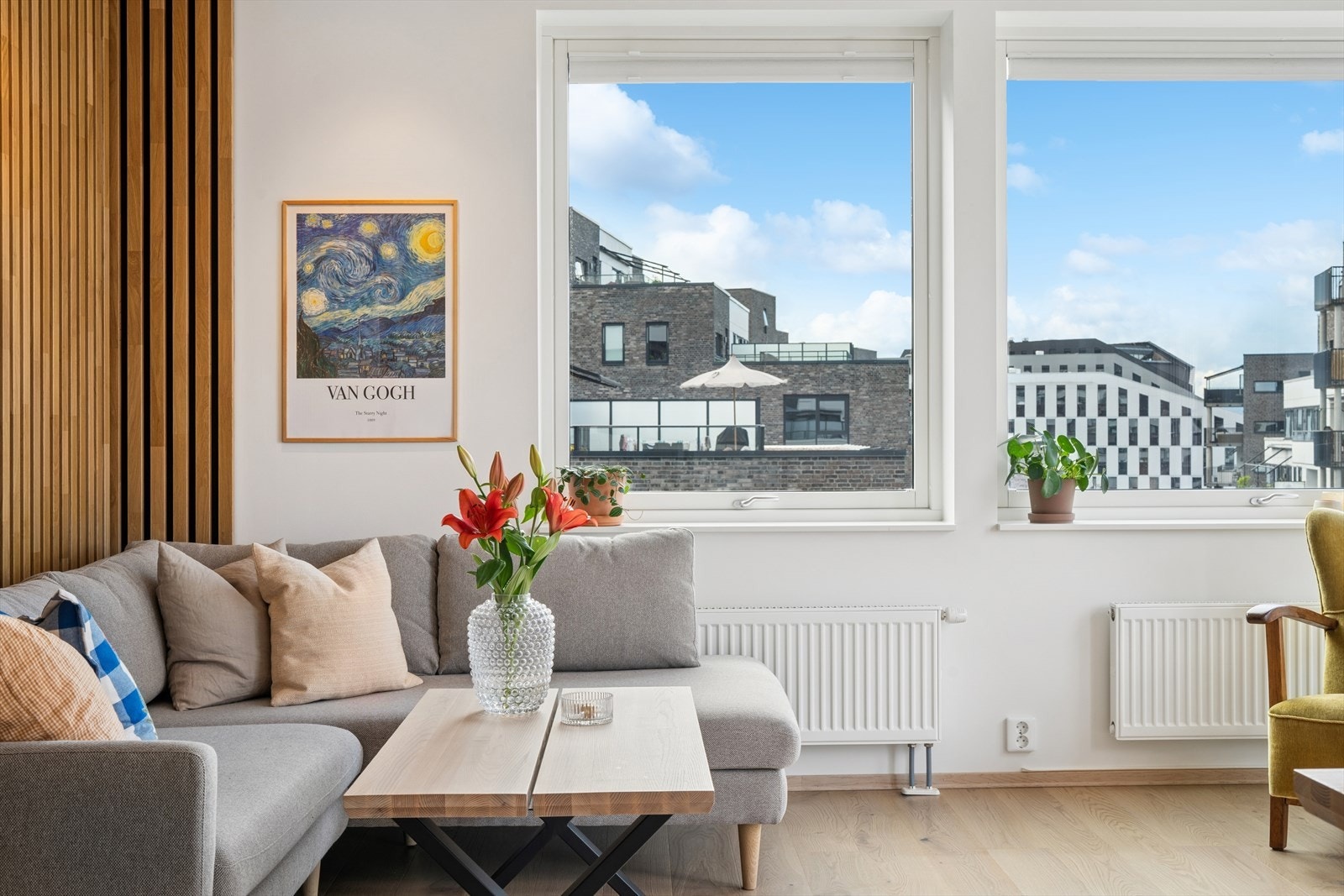 Fra sofakroken er det utsikt til hoppbakken i Holmenkollen, der også sola går ned på sommeren. Galleribilde