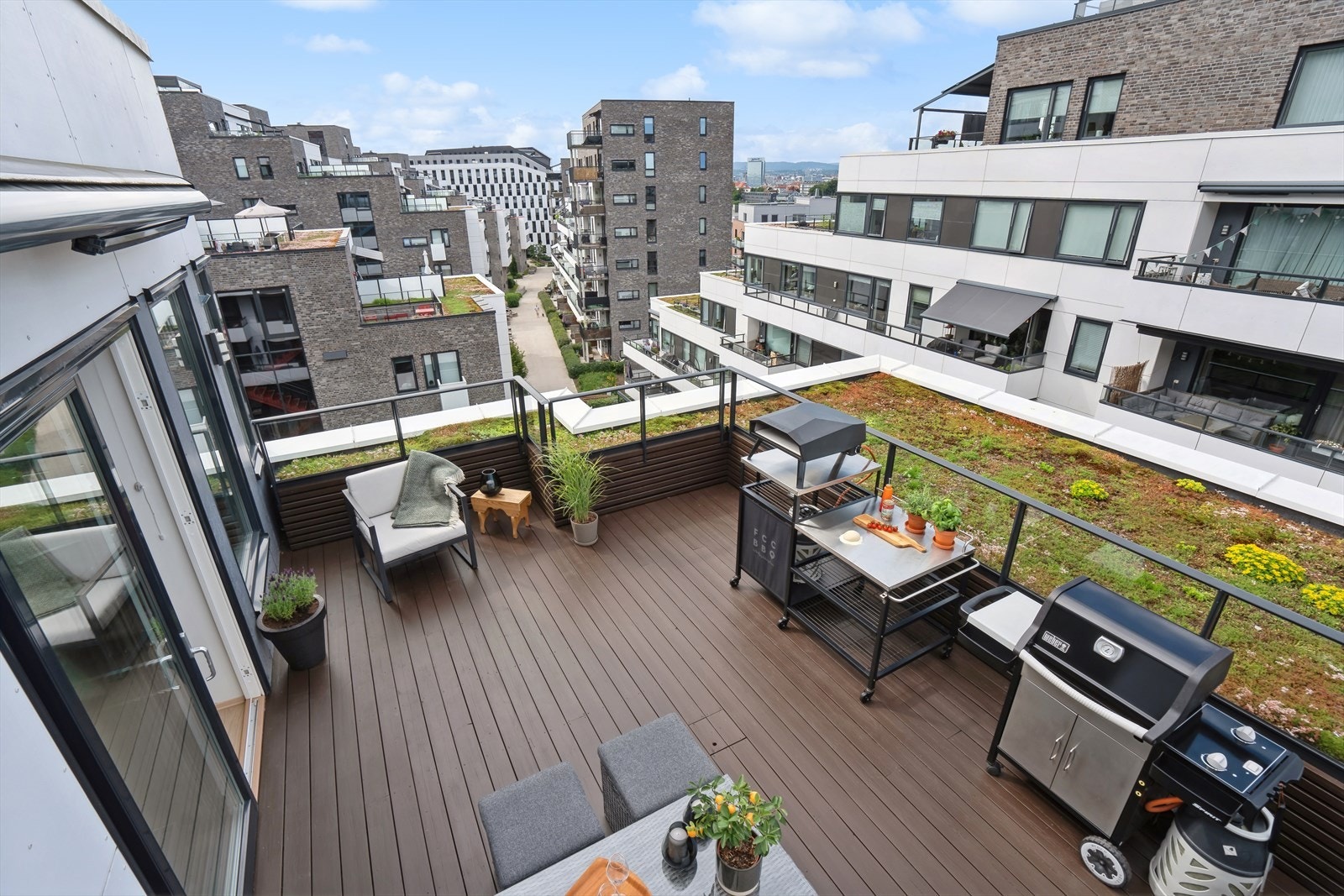 Her er det meget gode solforhold og en flott utsikt. Lys, stikk og markise er montert. Det er tillatt å bruke el og gass-grill. Galleribilde