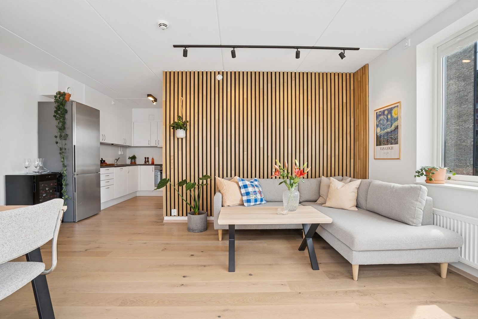 Kjøkkenet har en åpen løsning mot stue, men har også i en egen sone. Galleribilde